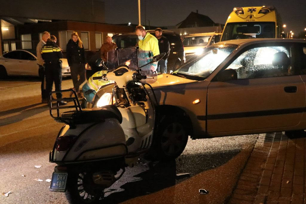 Gewonde na botsing tussen auto en scooter Ambachtsweg