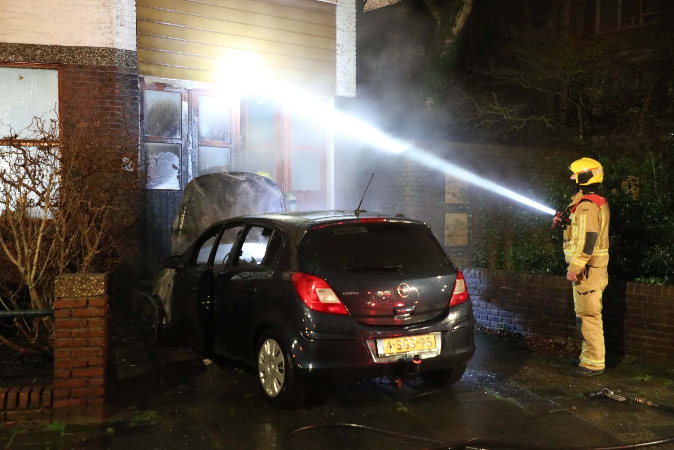 Auto en garage beschadigd door brand in Voorburg