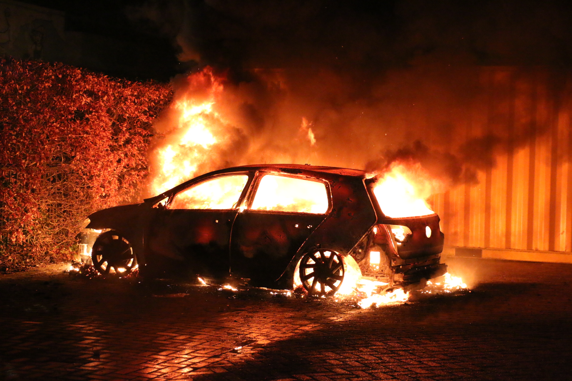 [VIDEO] Auto volledig verwoest door brand in Fransstraat