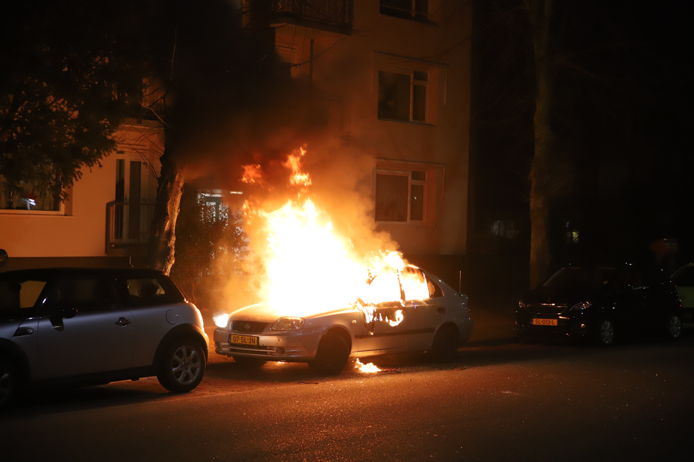 Geparkeerde auto in brand gestoken aan Huis Te Landelaan