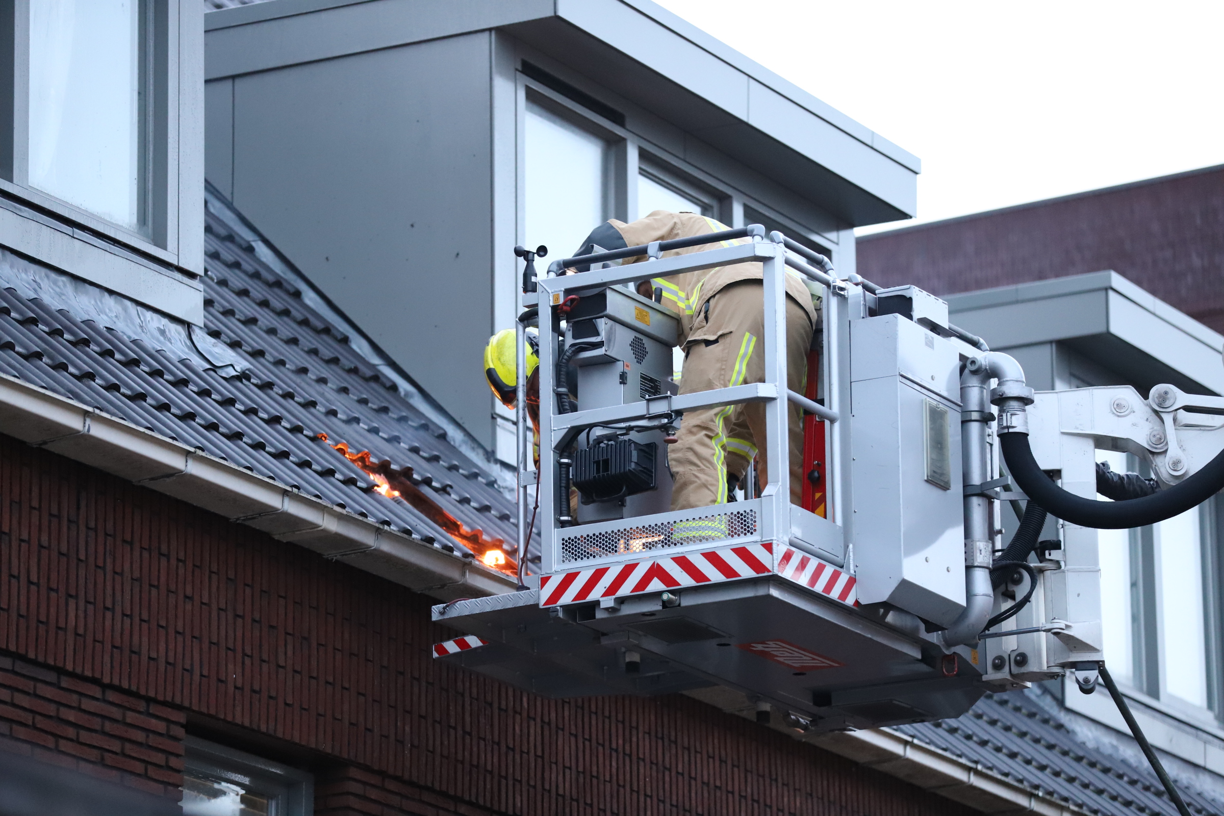 Brand onder de dakpannen aan Woensdrechthof Nootdorp