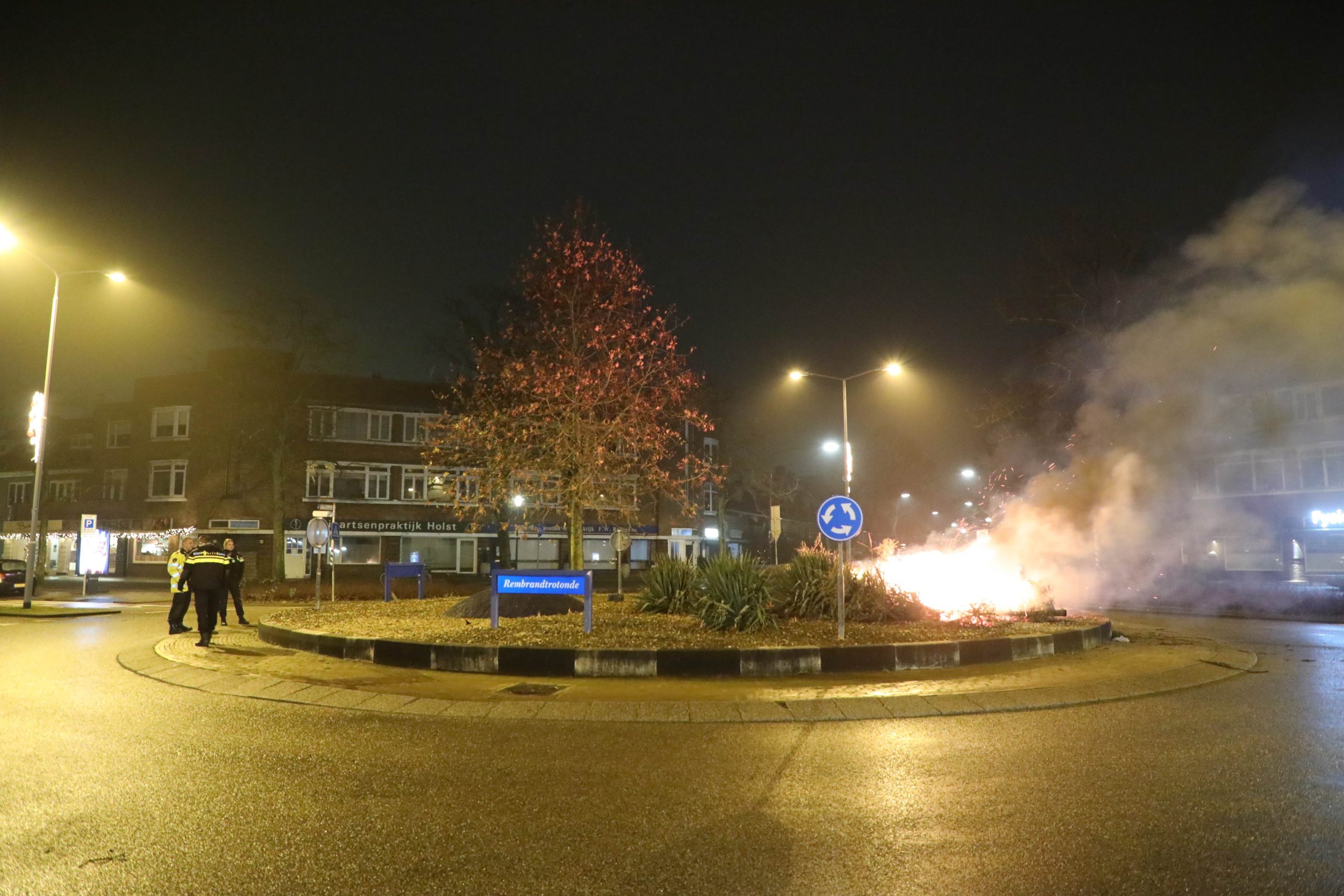 Pallets en kerstbomen in brand op Rembrandtrotonde