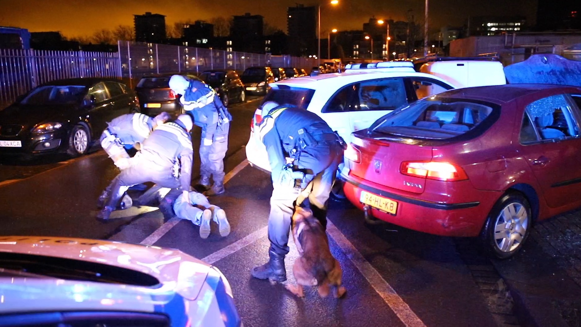 [VIDEO] Automobilist ramt auto’s in Voorburg en rijdt dollemansrit met motorkap op de voorruit