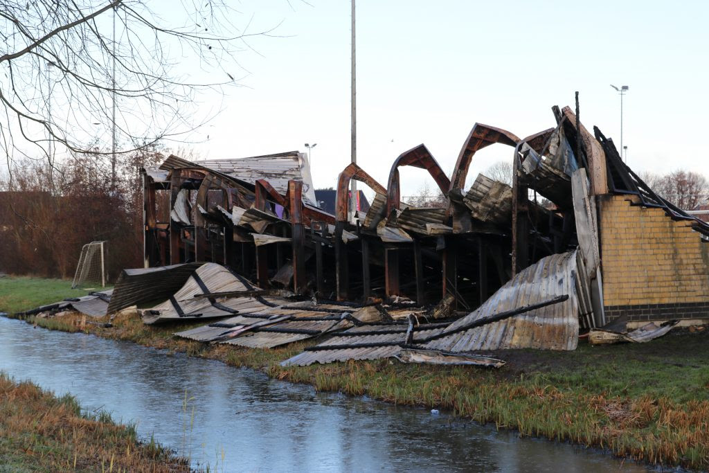 Tribune TOGB Berkel volledig verwoest door brand.