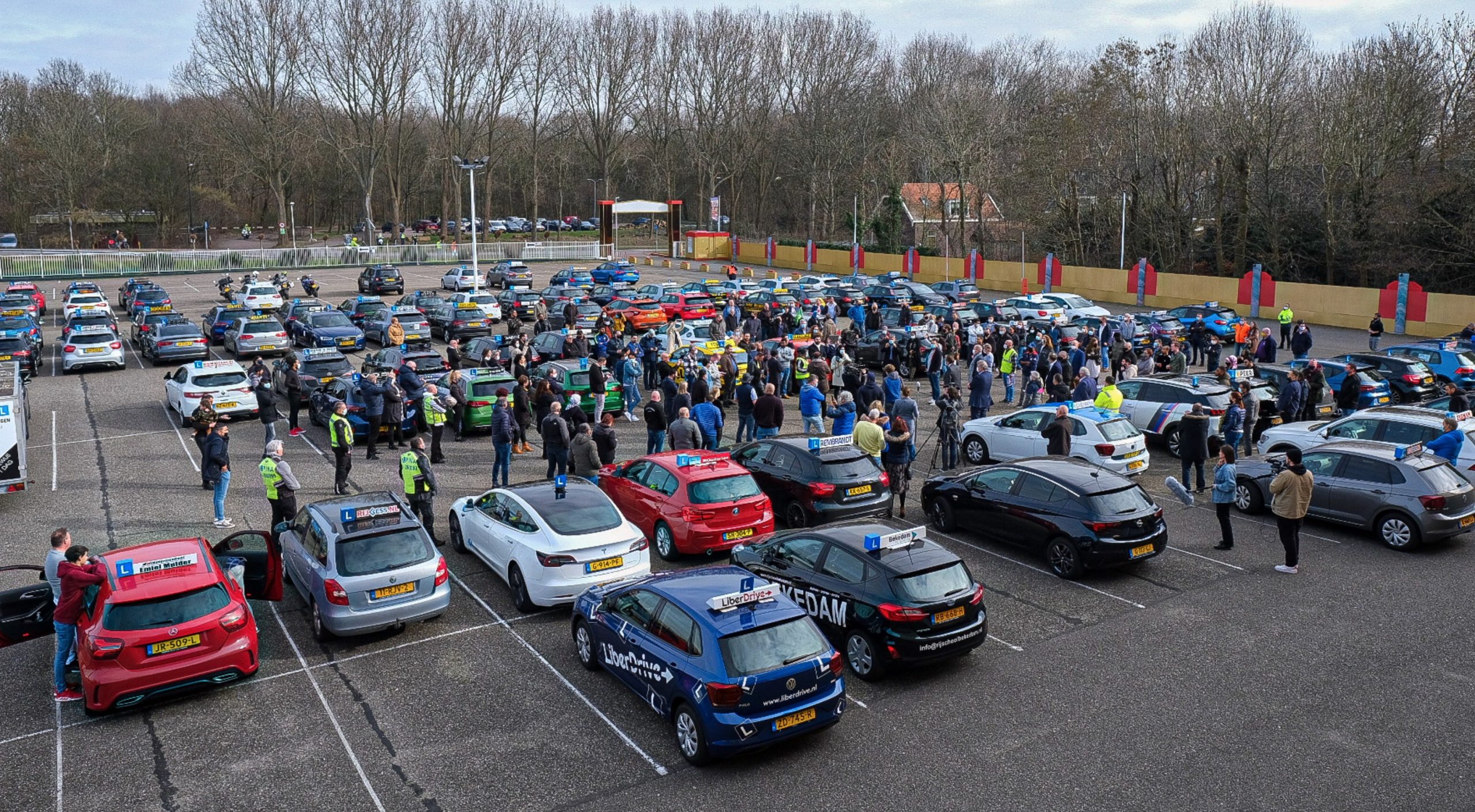 [VIDEO] Rijschoolhouders demonstreren voor heropening branche