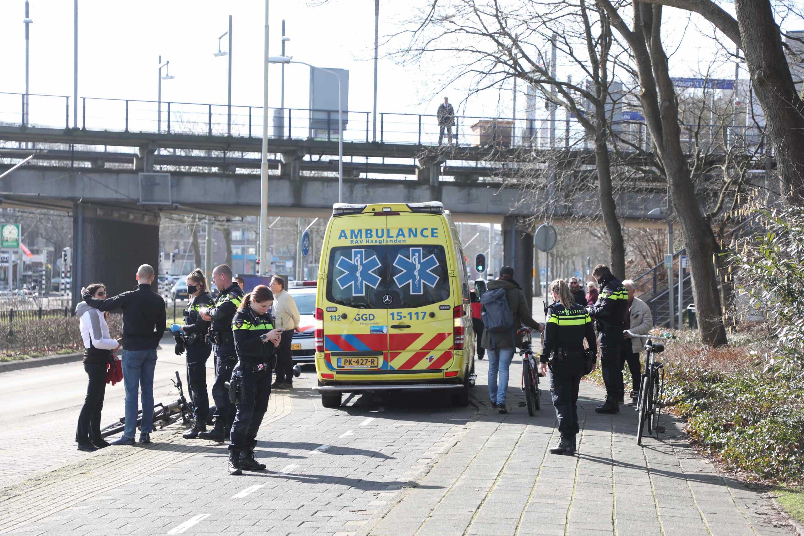 Fietser gewond na aanrijding Monseigneur van Steelaan Voorburg Fietser gewond na aanrijding Monseigneur van Steelaan Voorburg