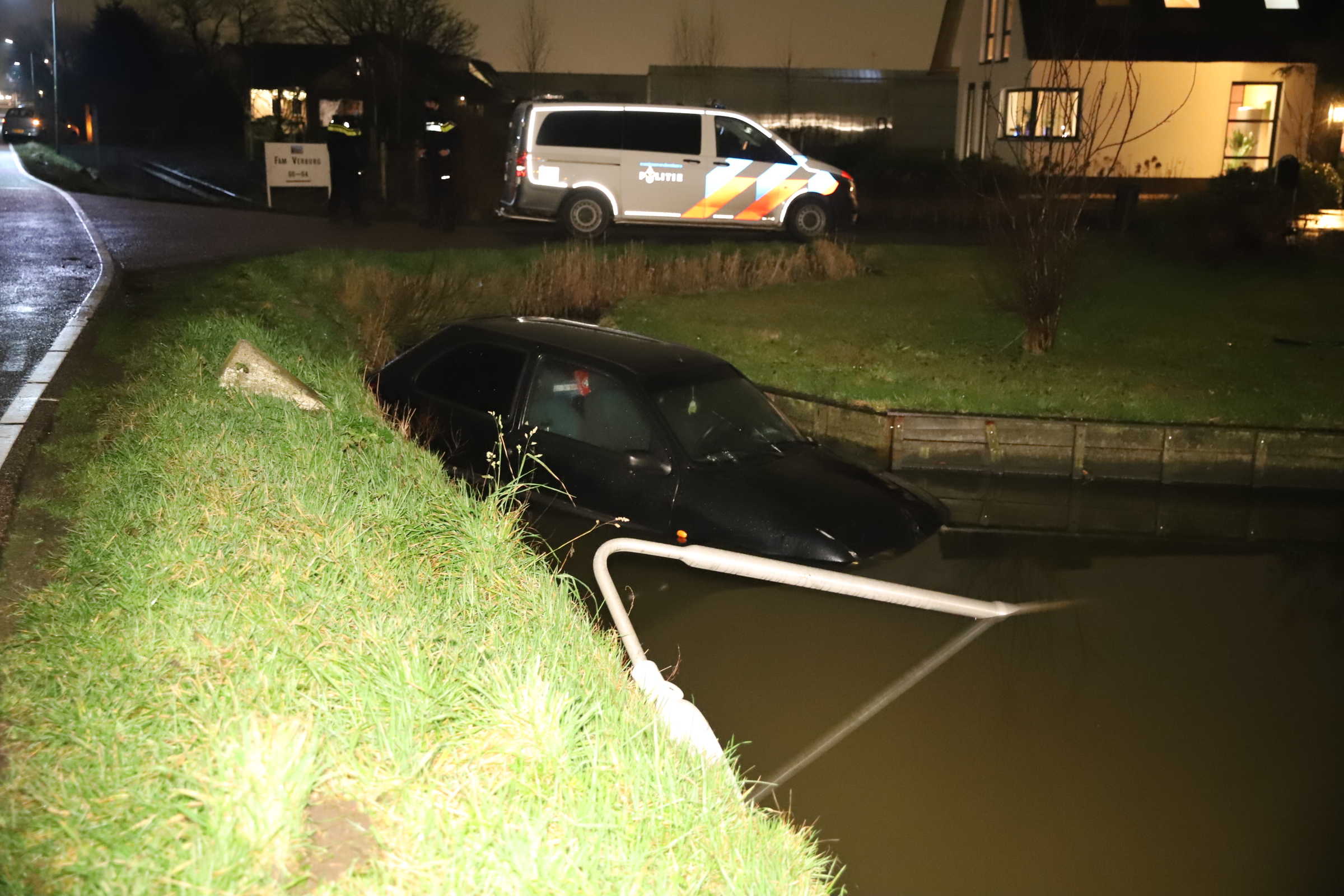 Auto ramt lantaarnpaal en rijdt het water in aan Overgauwseweg in Pijnacker