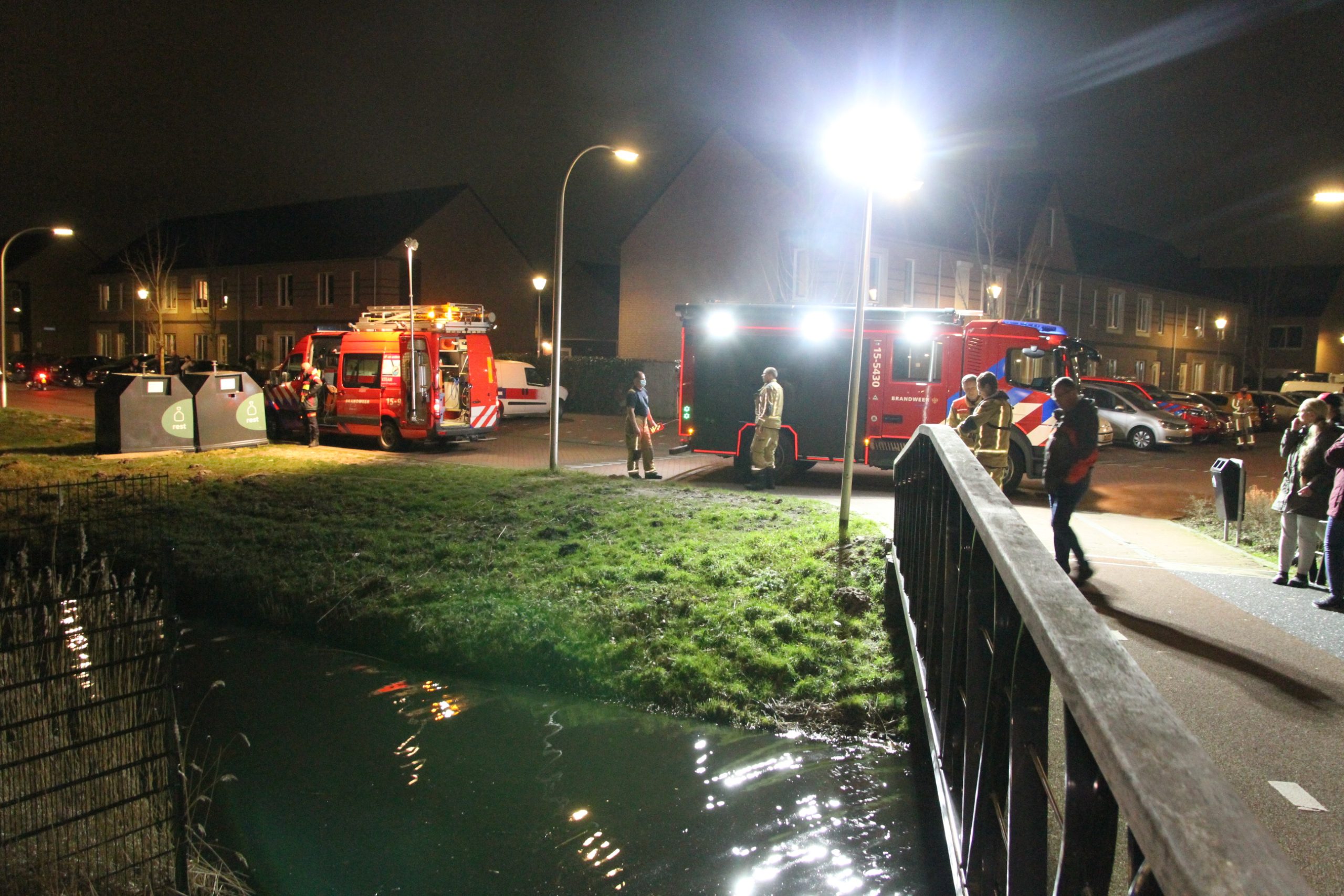 Brandweer rukt uit voor melding persoon te water aan Vossenzoom Pijnacker Brandweer rukt uit voor melding persoon te water aan Vossenzoom Pijnacker
