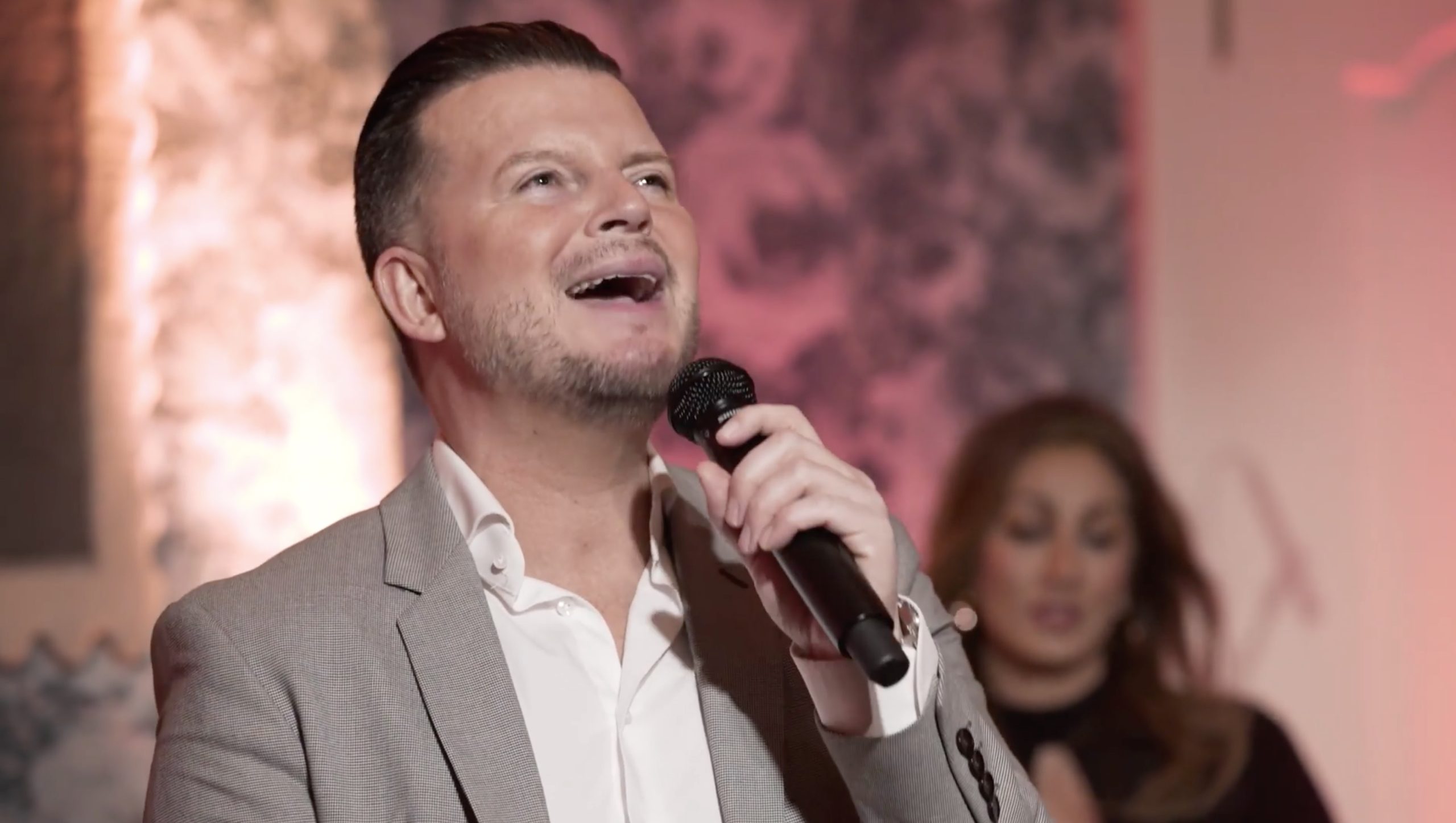 [VIDEO] Exclusief valentijnsconcert Mike Peterson vanuit Central Park Voorburg