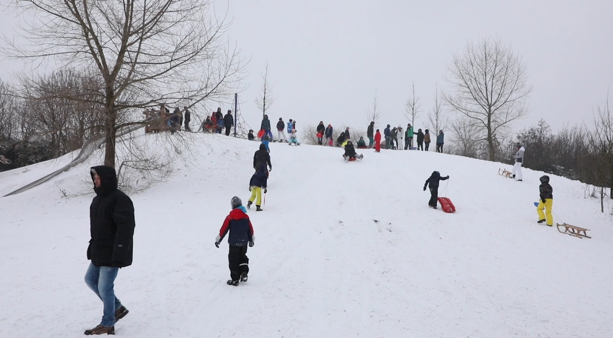 [VIDEO] Jong en oud genieten van de sneeuw in LV