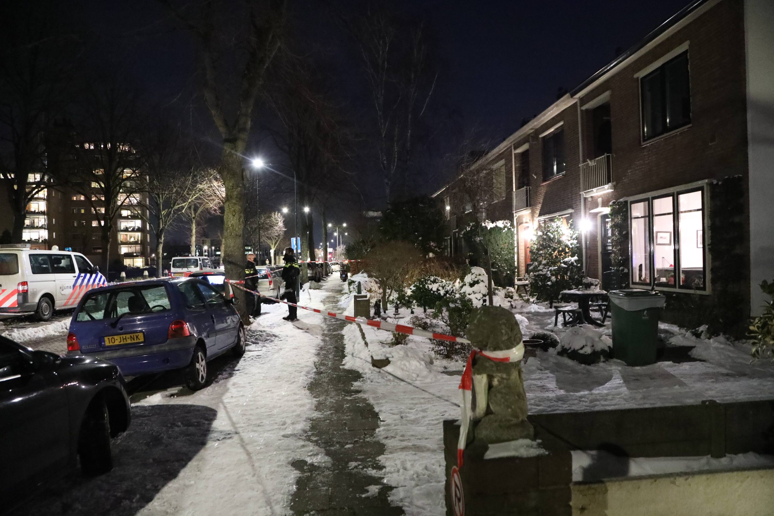 [UPDATE ZONDAG 18:00] Veel politie ter plaatse bij steekpartij in woning Leidschendam