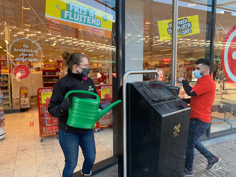 Medewerker Fresh Bloemen blust brand in de Bogaard