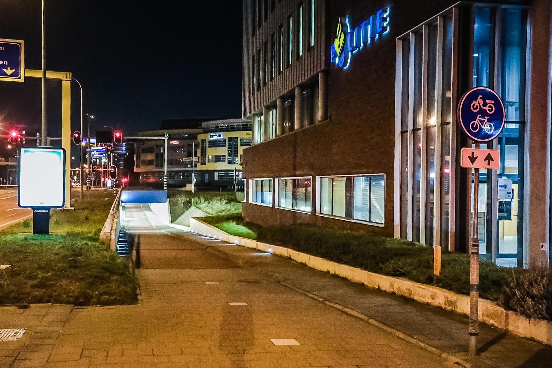 Scooterrijder rijdt fietser aan en laat haar gewond achter