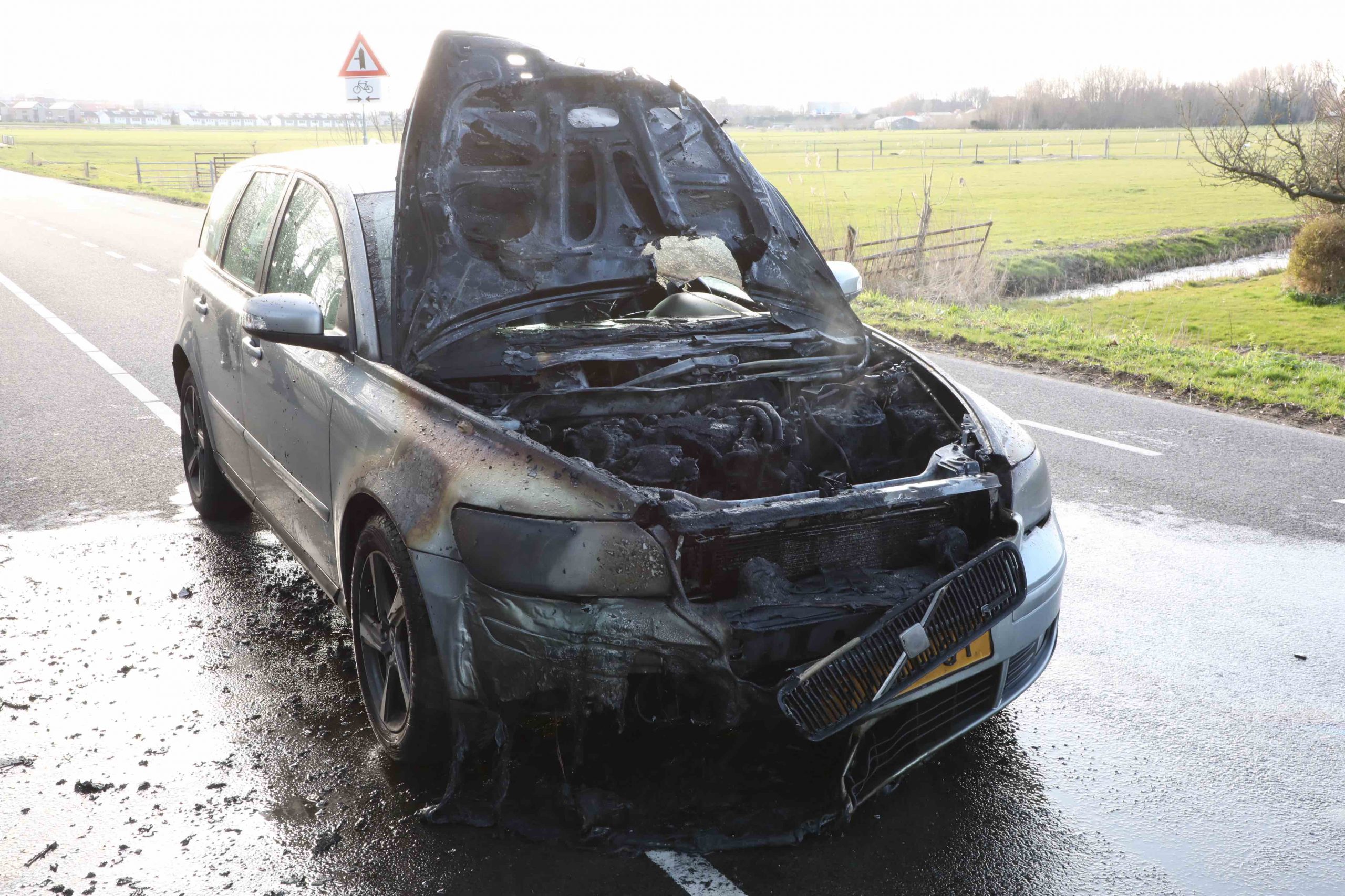 Auto vliegt al rijdend in brand aan Wilsveen Leidschendam