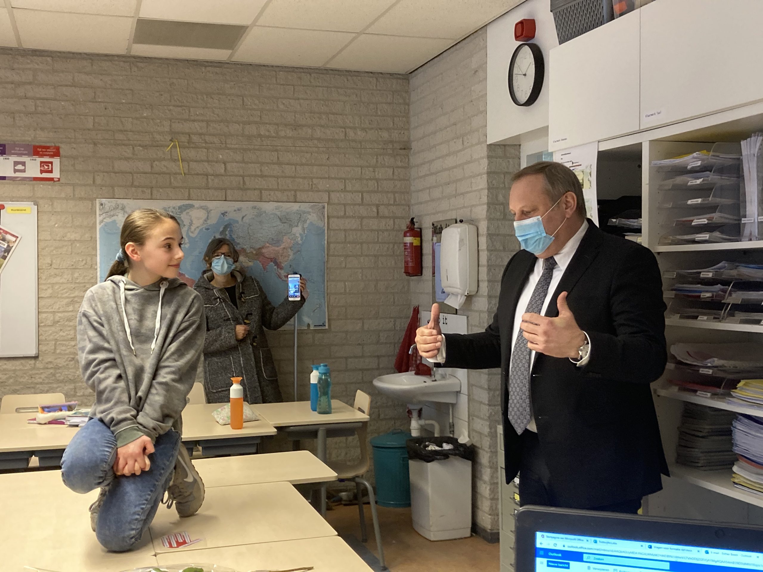 Dana en Elize winnen voorronde voorleeswedstrijd Dana en Elize winnen voorronde voorleeswedstrijd