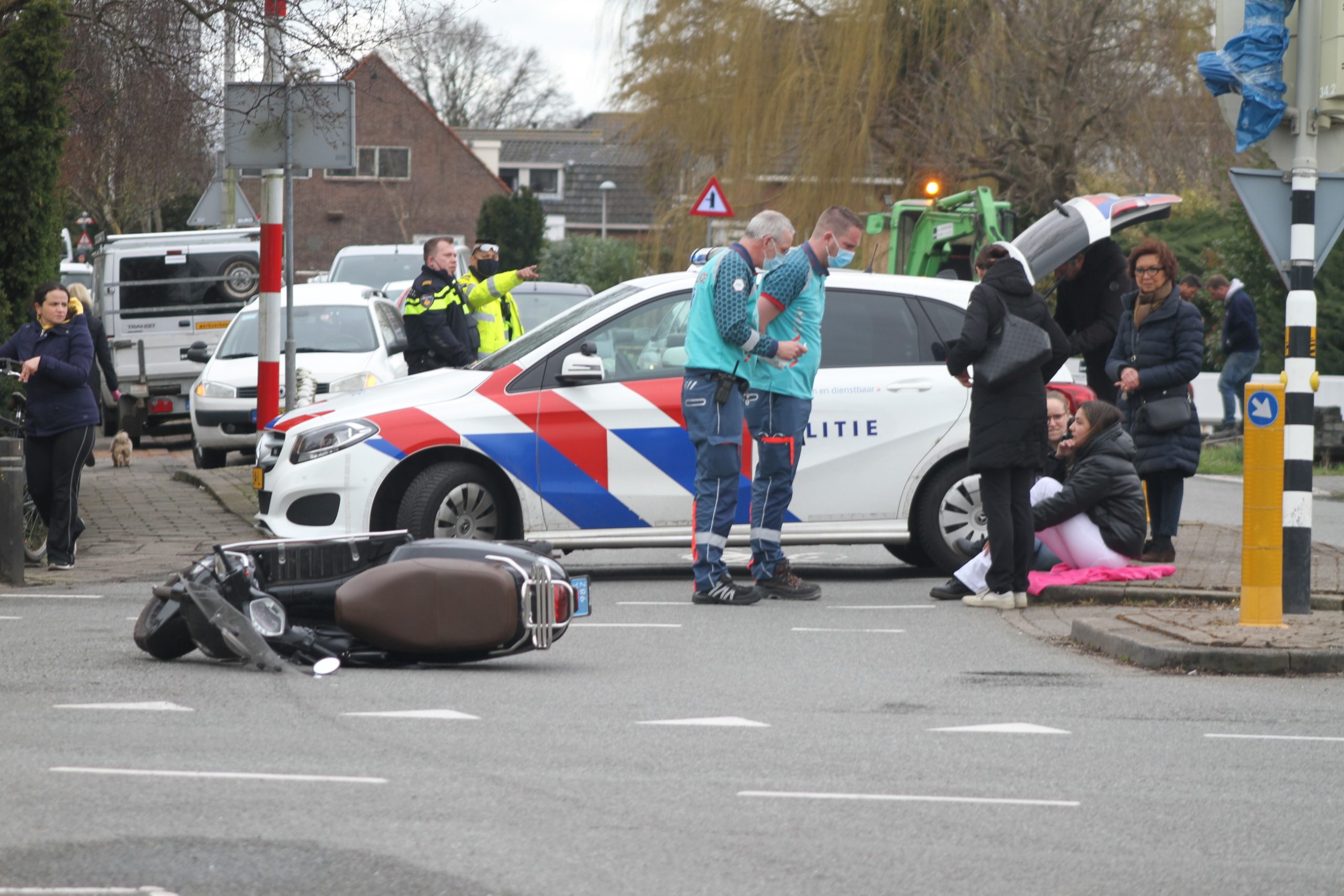 Snorfiets botst met auto Laan van Nootdorp Snorfiets botst met auto Laan van Nootdorp