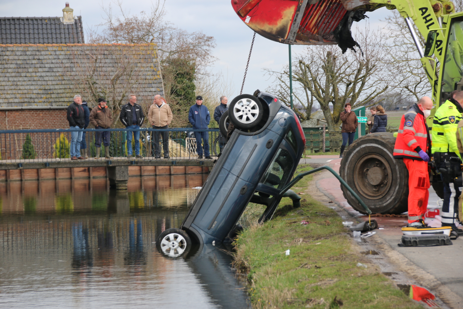 [UPDATE] Bestuurder auto belandt in water Wilsveen en overlijdt in het ziekenhuis