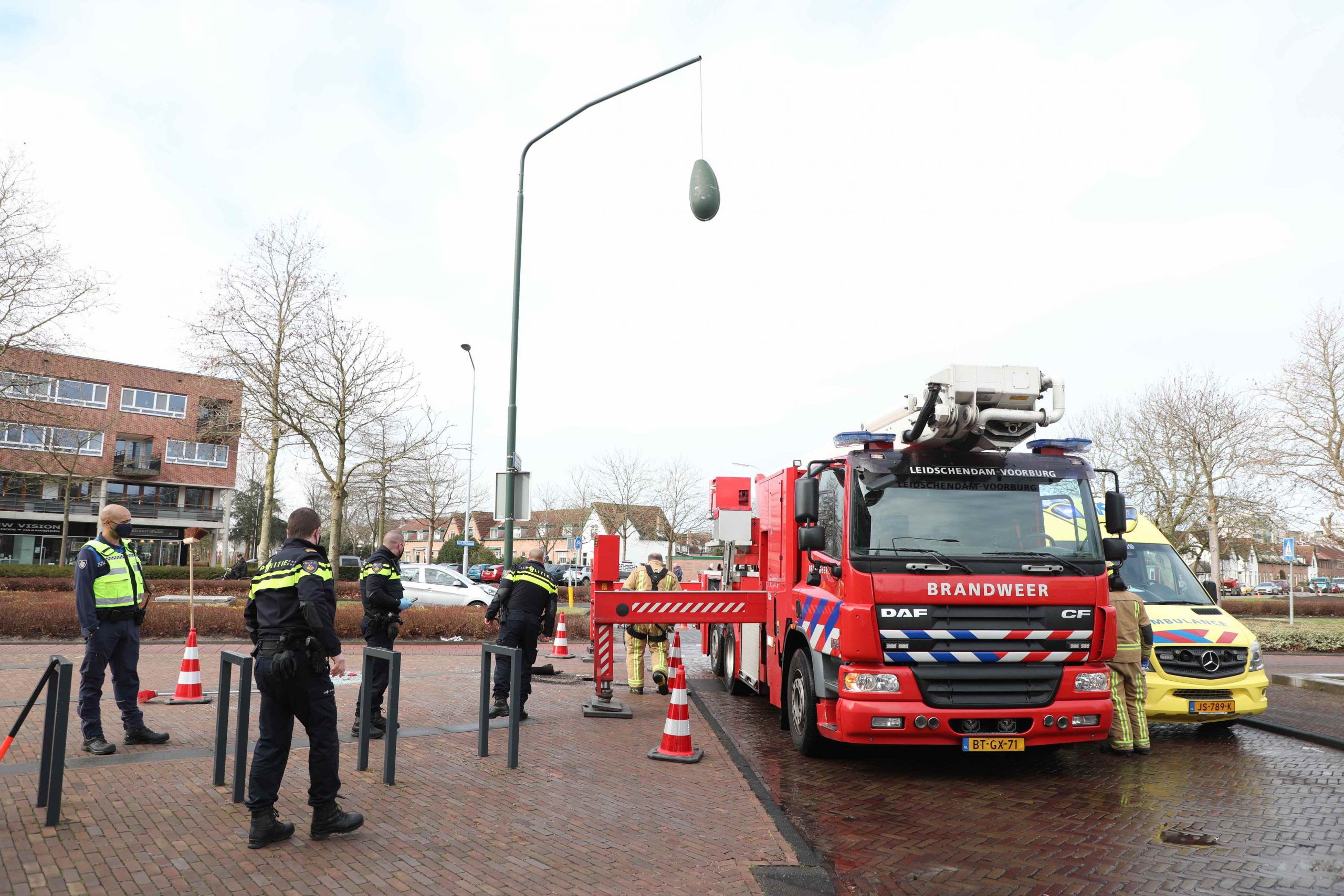 Twee inzittenden met spoed naar ziekenhuis na botsing met lantaarnpaal Leidschendam