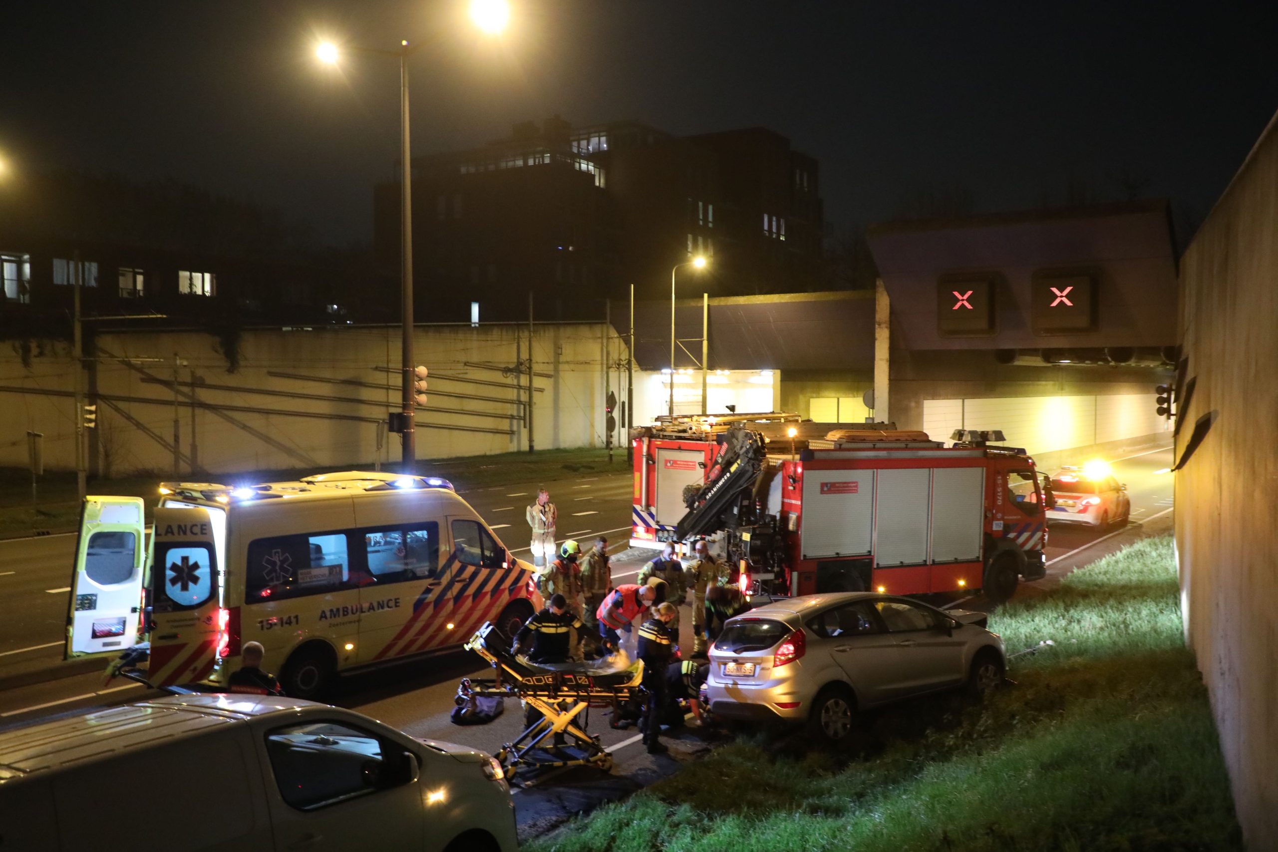 [VIDEO] Vrouw wordt onwel in auto en raakt zwaargewond op N14 voor ingang Vliettunnel