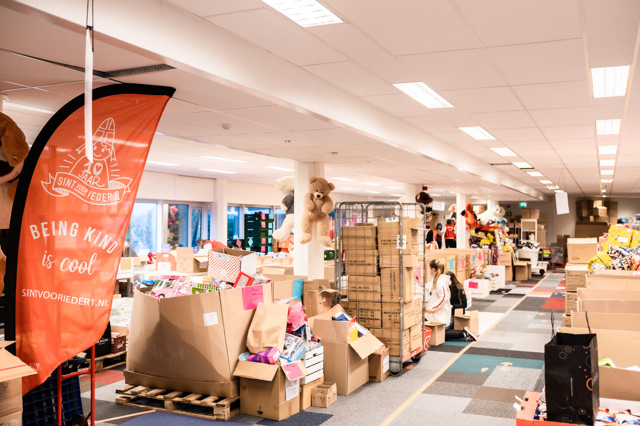 Stichting Sintvoorieder1 zoekt een nieuw pakhuis voor cadeaus