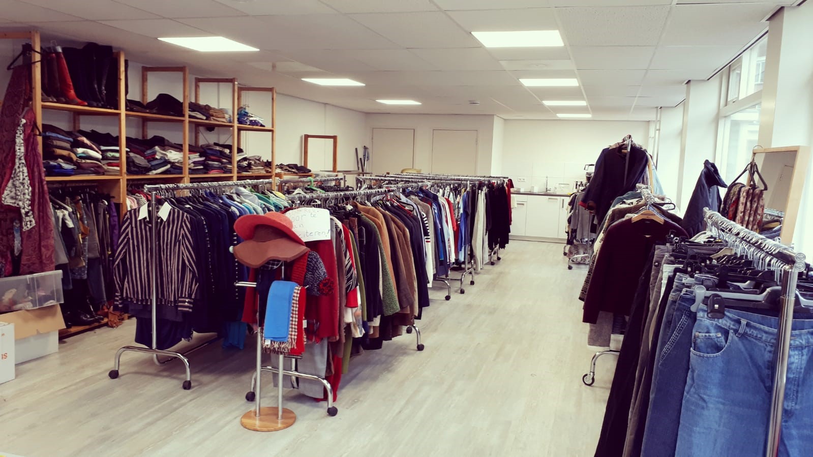 De kledingbank van Woej is weer open