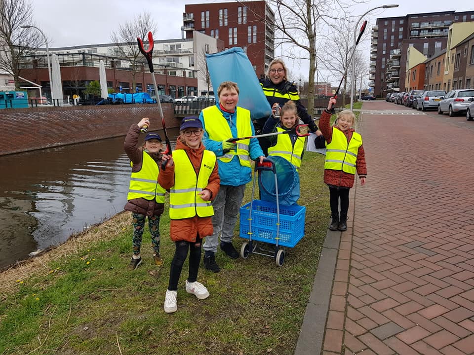 Politiekids op pad voor schone straat