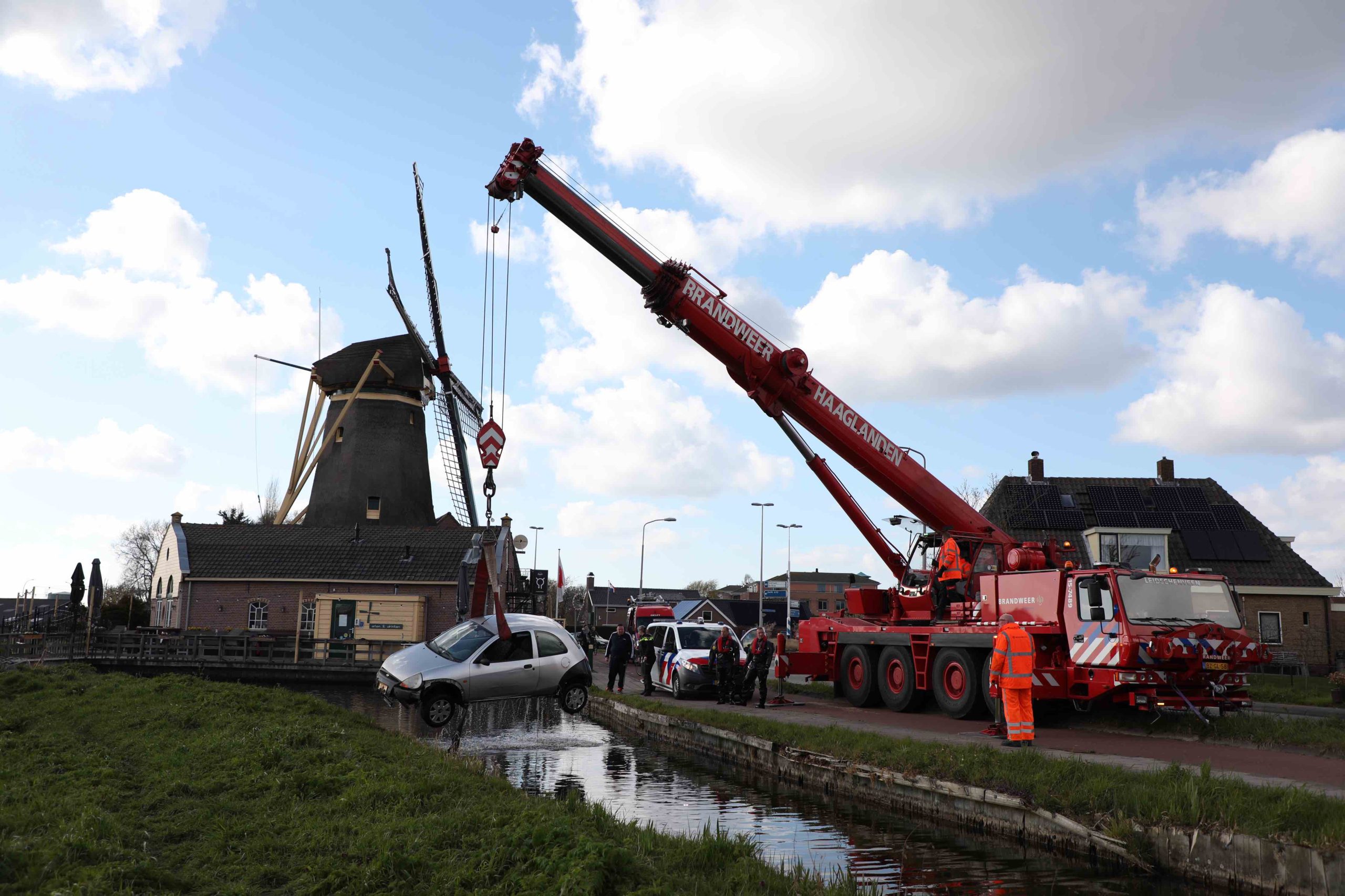Automobilist rijdt water in aan Oudeweg Nootdorp Automobilist rijdt water in aan Oudeweg Nootdorp