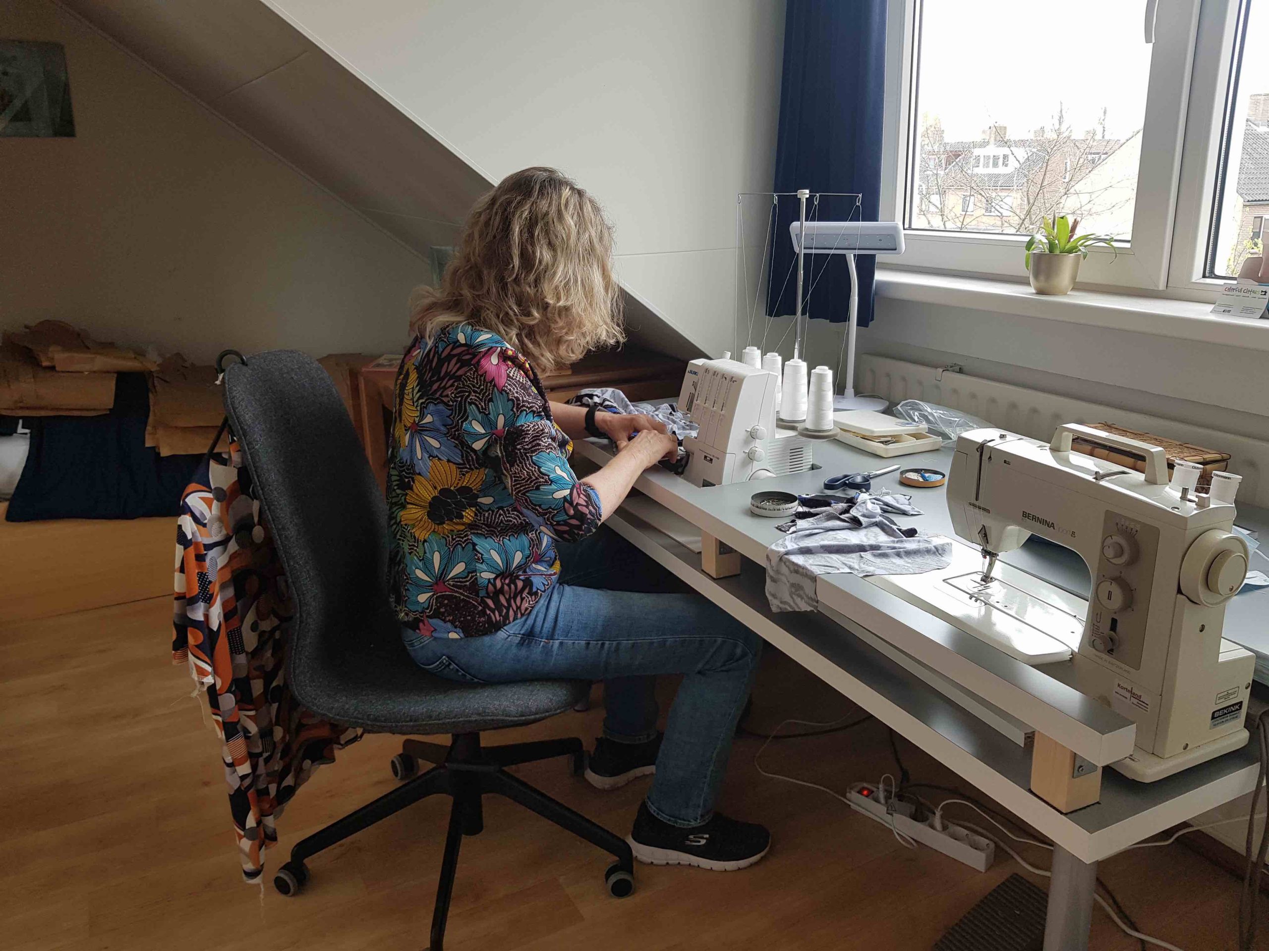 [VIDEO] Marjolijn maakt in haar vrije tijd eigen kleurrijke kleding