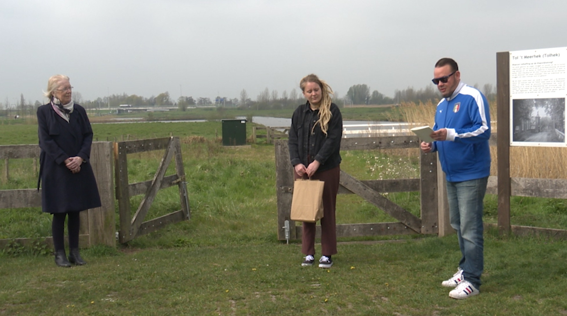 [VIDEO] Gedichtenbundel uitgereikt aan burgemeester