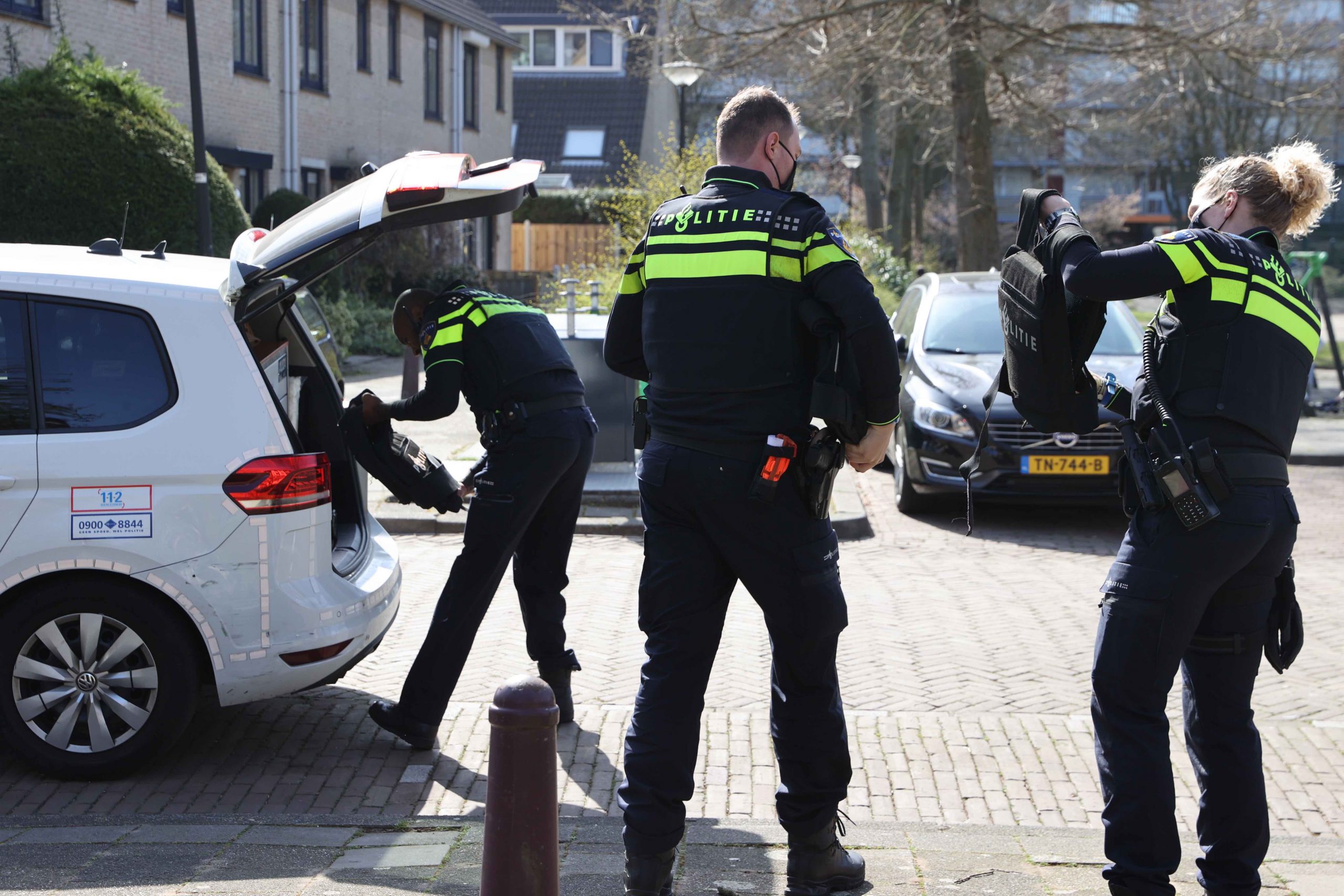 Man oefent met luchtbuks in speeltuin Regenbooglaan Rijswijk