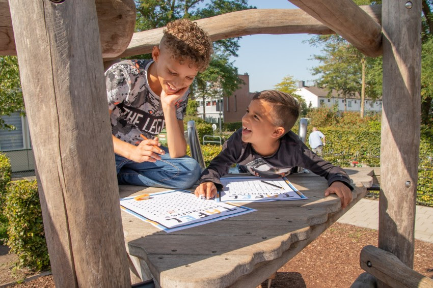 Vandaag is het Nationale Buitenlesdag: 300 basisscholen in Zuid-Holland doen mee