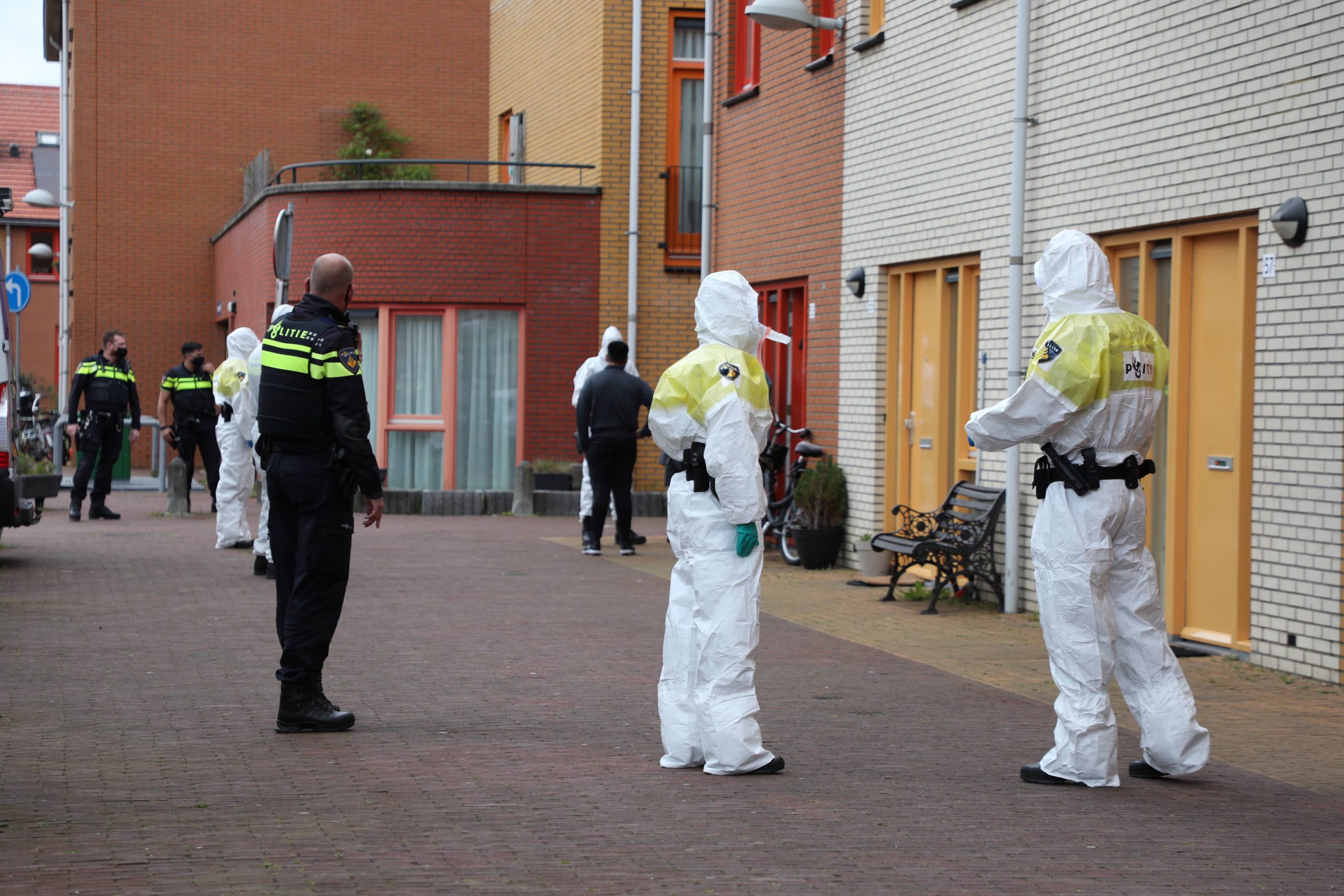 Grote politieinzet met witte pakken aan Operatie Mannahof Nootdorp