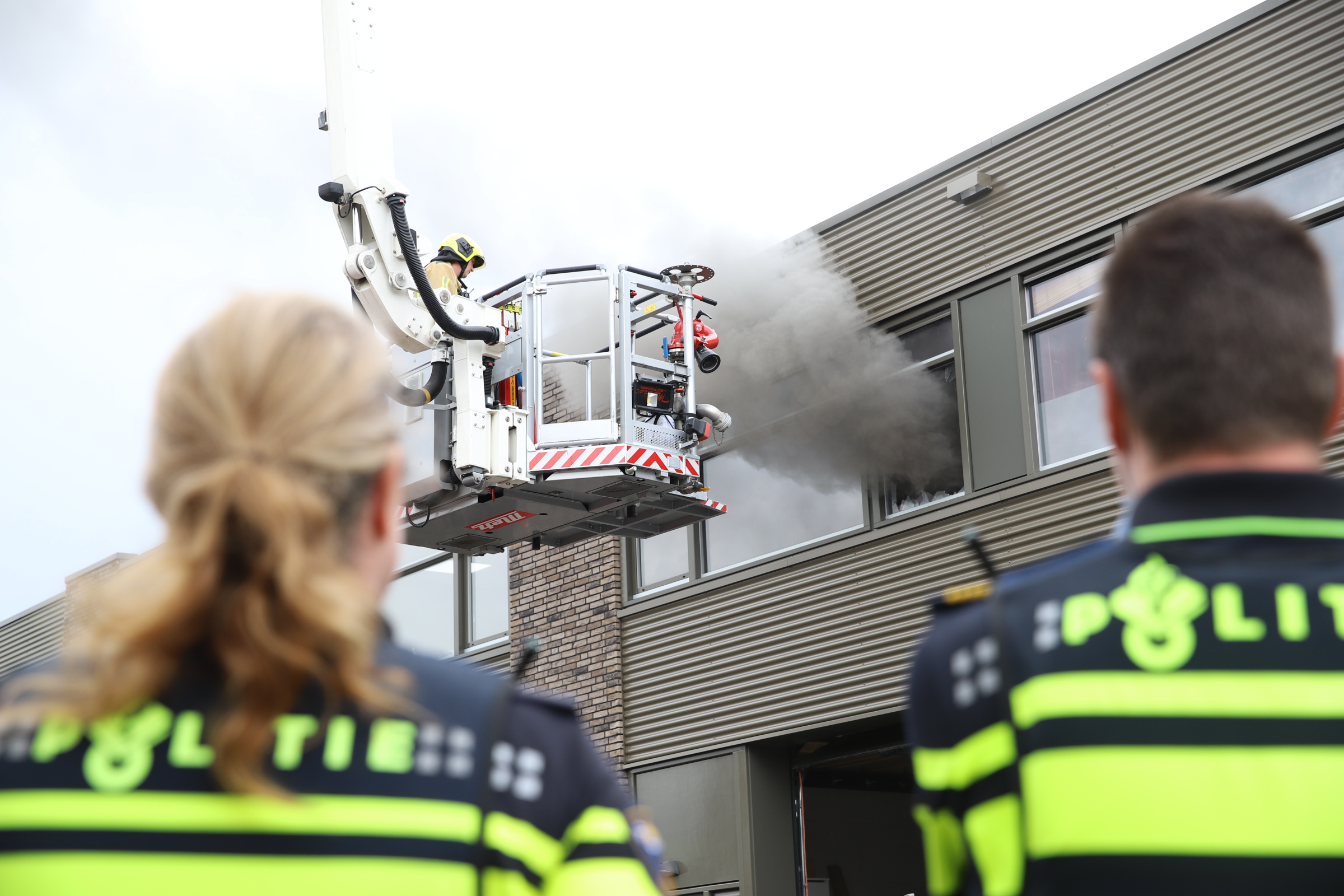 Flinke brand in bedrijfspand Ploegerstraat Delfgauw