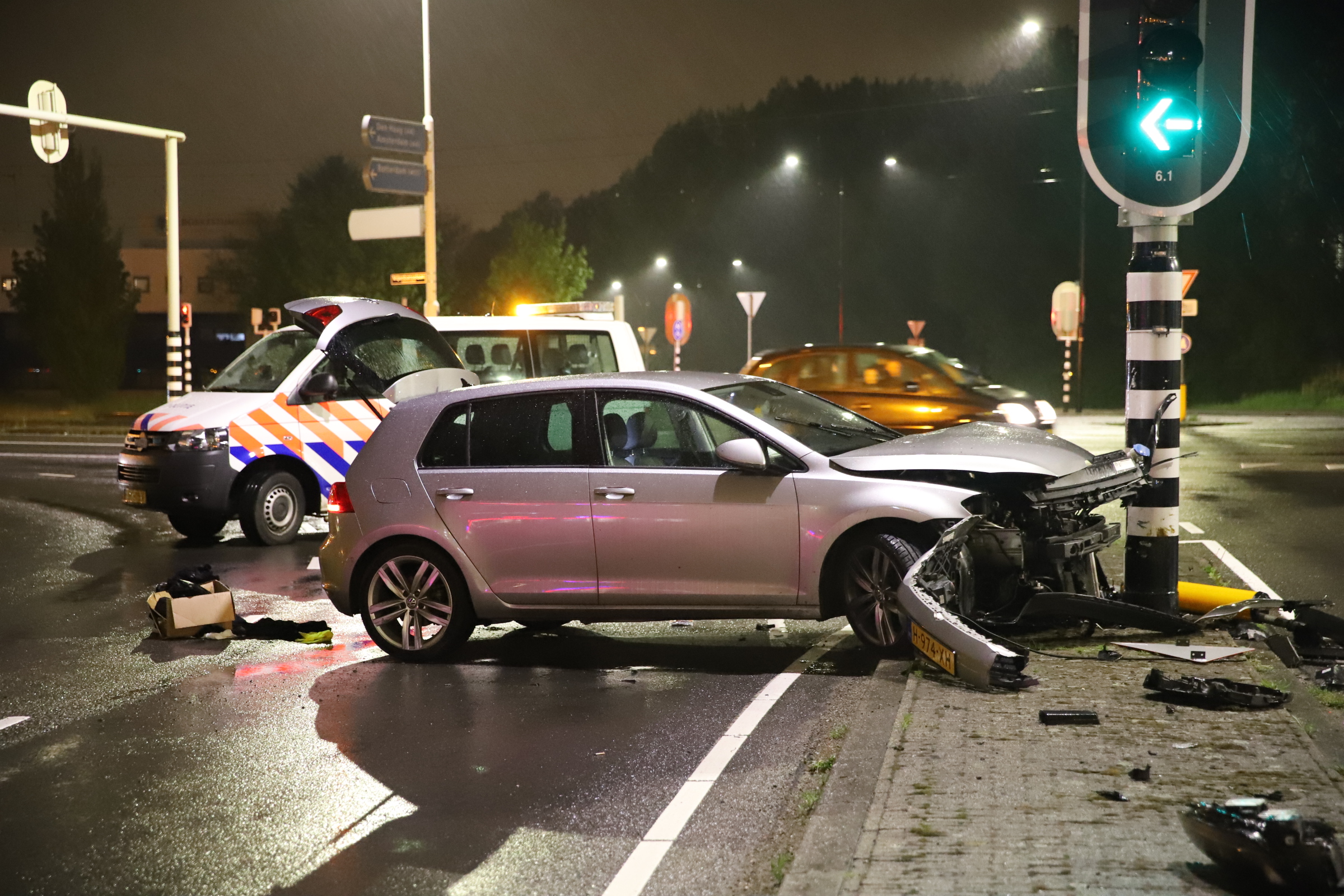 Automobilist rijdt tegen verkeerslicht Vrijenbanselaan