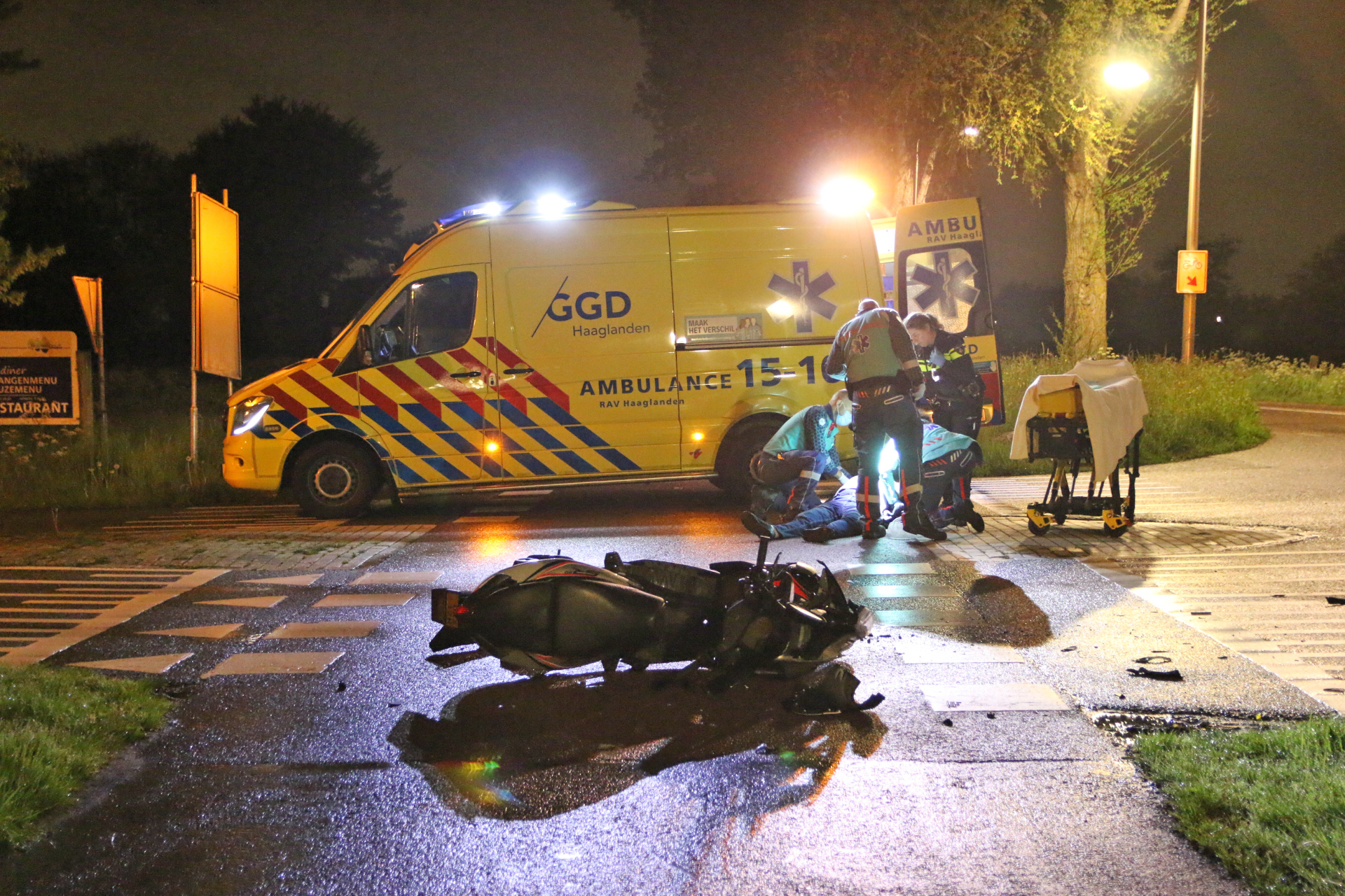 Automobilist laat scooterrijder gewond achter na ongeval Nootdorp
