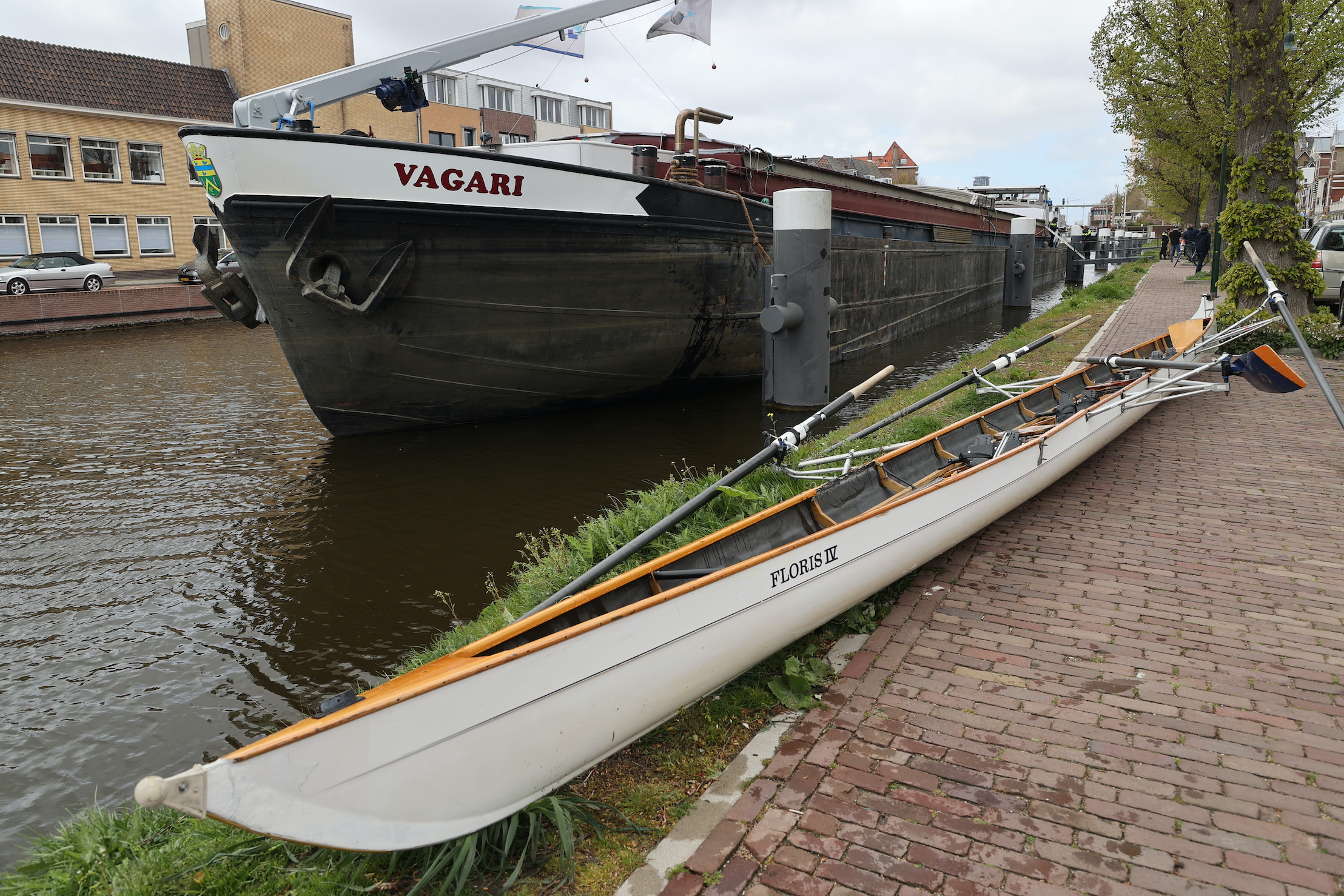 Vrachtschip vaart tegen roeiboot met inzittenden in Voorburg Vrachtschip vaart tegen roeiboot met inzittenden in Voorburg