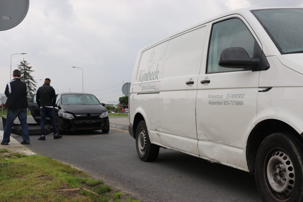 Lichte schade na ongeval op de Monnikenweg in Pijnacker