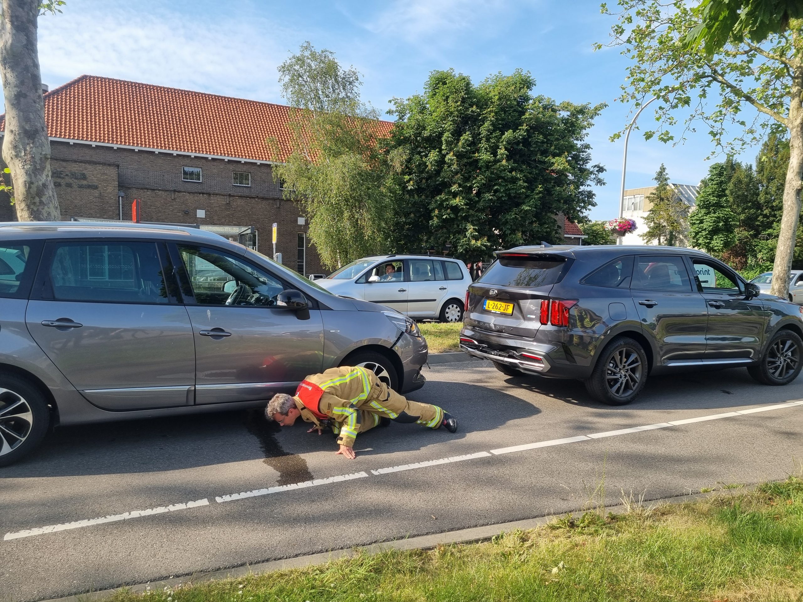 Kop-staart botsing met drie auto’s op de Oostlaan in Pijnacker Kop-staart botsing met drie auto’s op de Oostlaan in Pijnacker