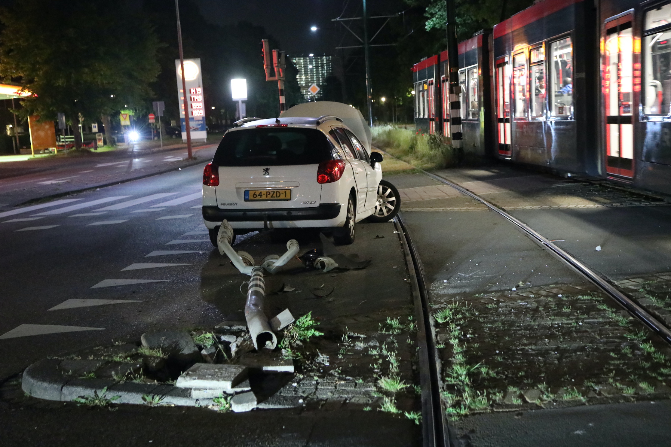 Auto ramt verkeerslicht aan Burgemeester Elsenlaan