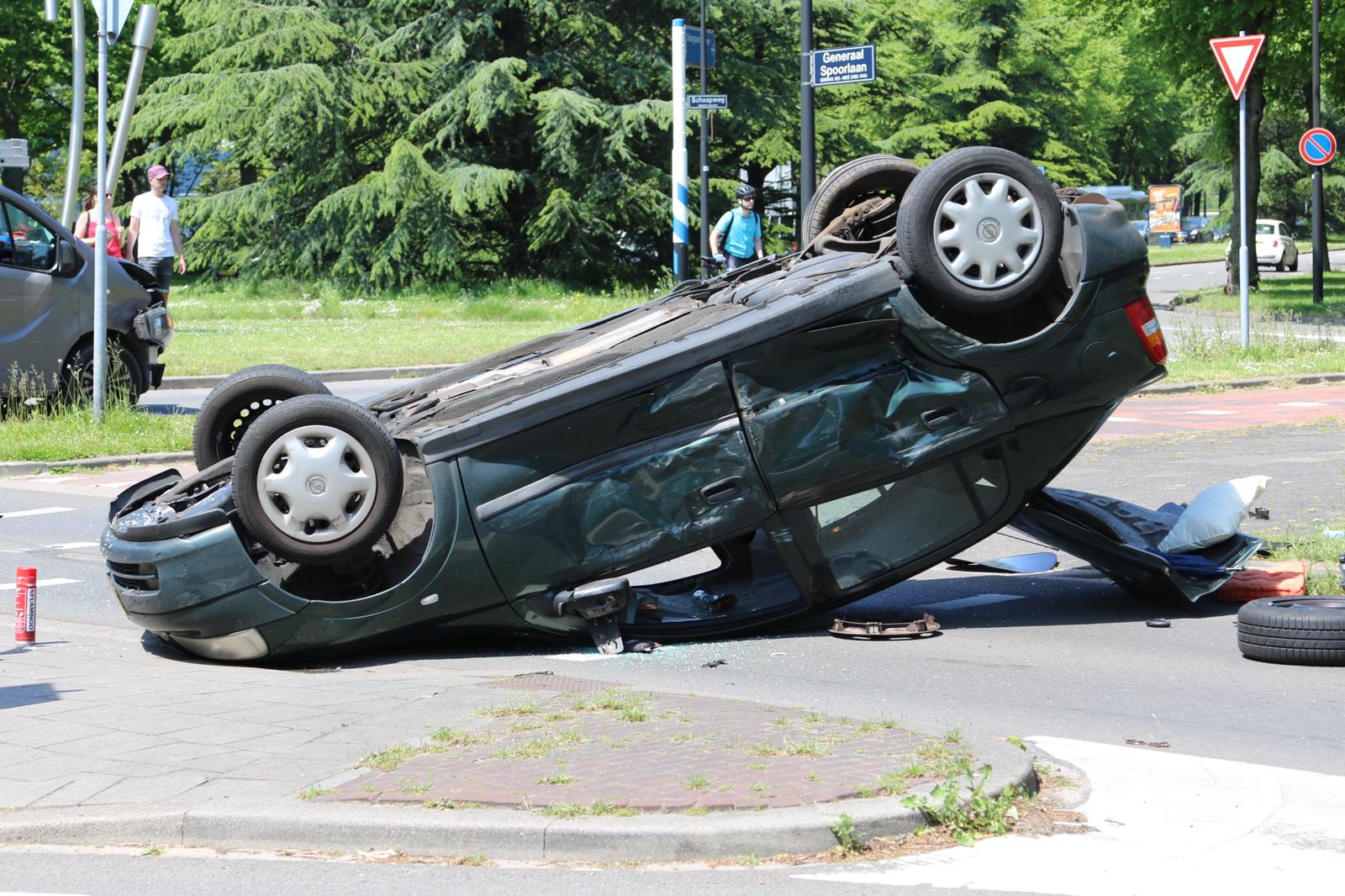 Persoon gewond en auto op z’n kop bij ongeval Schaapweg