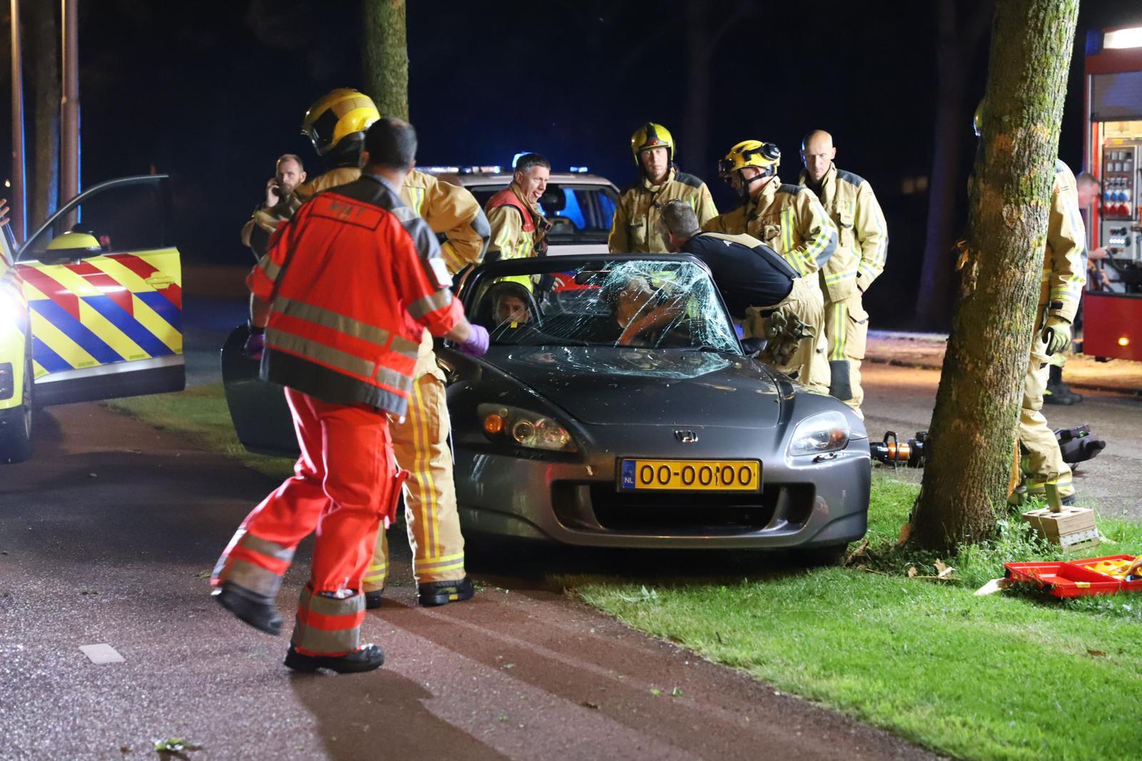 Cabrio knalt tegen boom aan Duikersloot Pijnacker