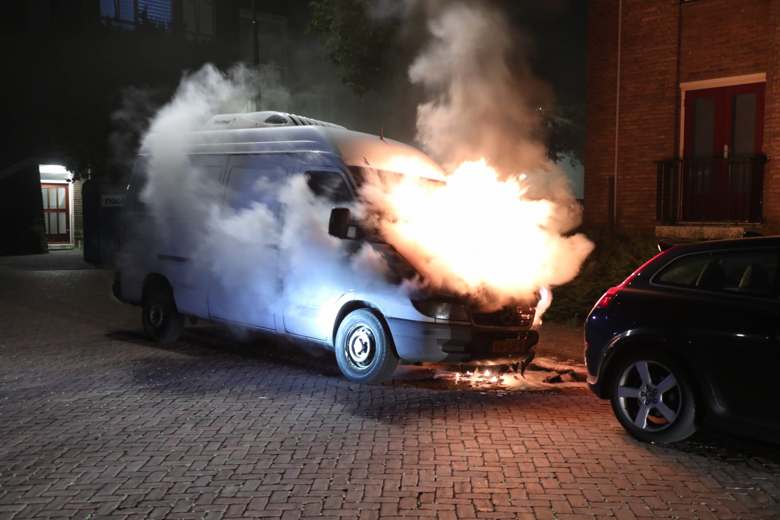 Flinke autobrand aan Marcellus Emantslaan Voorburg lijkt op brandstichting