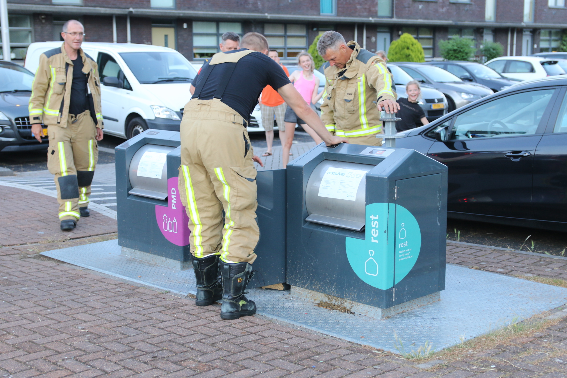 Brandweer haalt sleutelbos uit ondergrondse container Kerkmeesterstraat Delfgauw