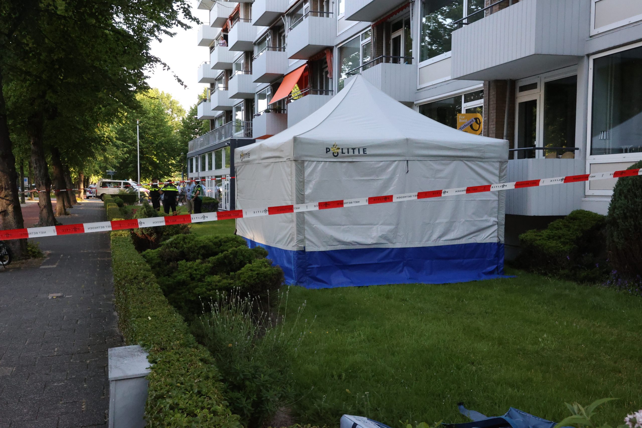 Overleden persoon aangetroffen in voortuin flat Huis te Landelaan