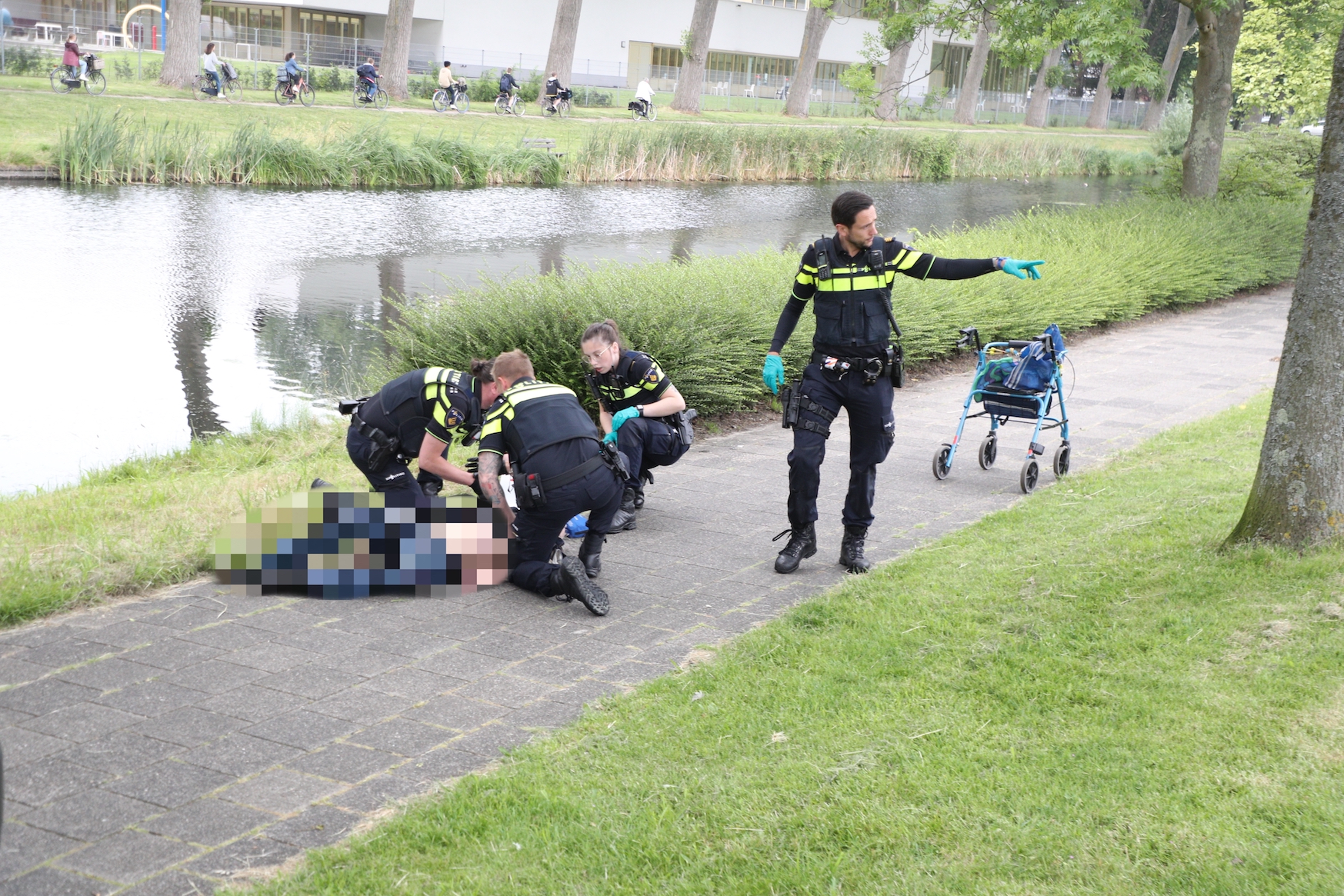 Man met rollator raakt te water aan Noordsingel Leidschendam