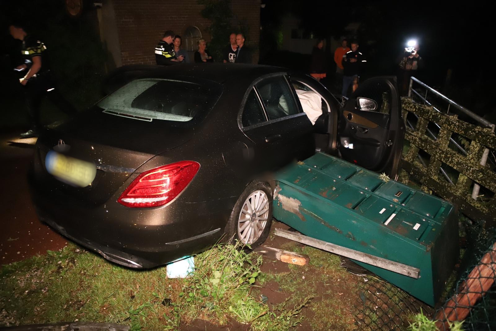 Automobilist vergeet bocht te nemen en knalt tegen paal Wilsveen