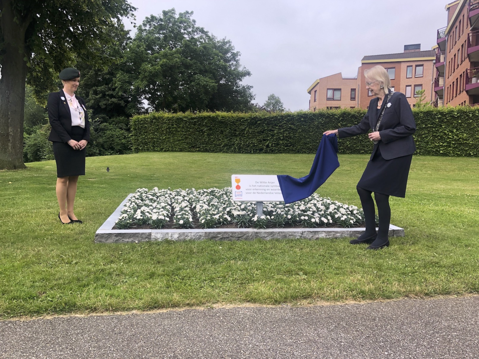 [VIDEO] Veteranen van Pijnacker-Nootdorp hebben een eigen witte Anjerperkje in het Emmapark