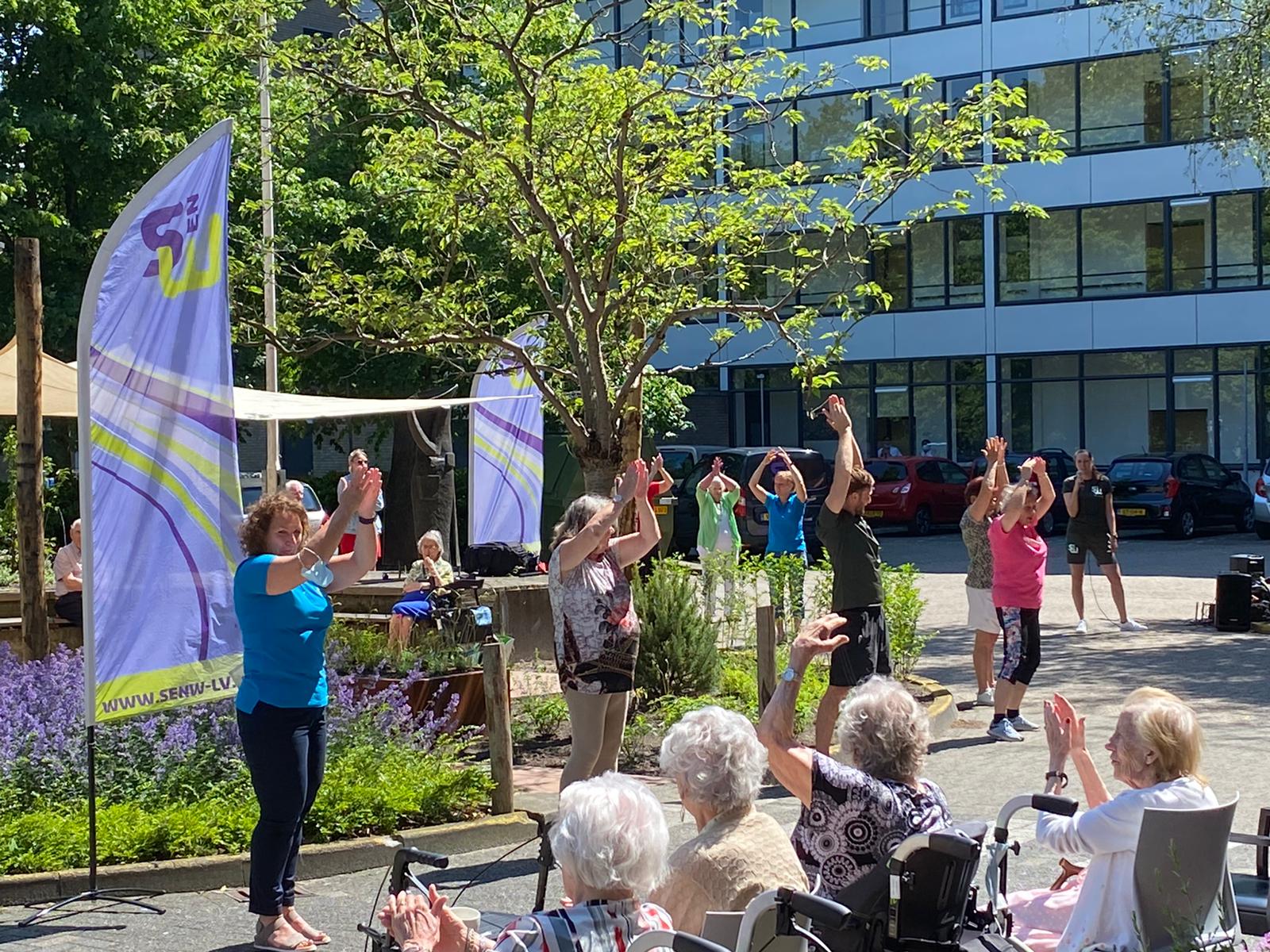 [VIDEO] Ouderen dansen de heupen los Nationale Balkon Beweegdag
