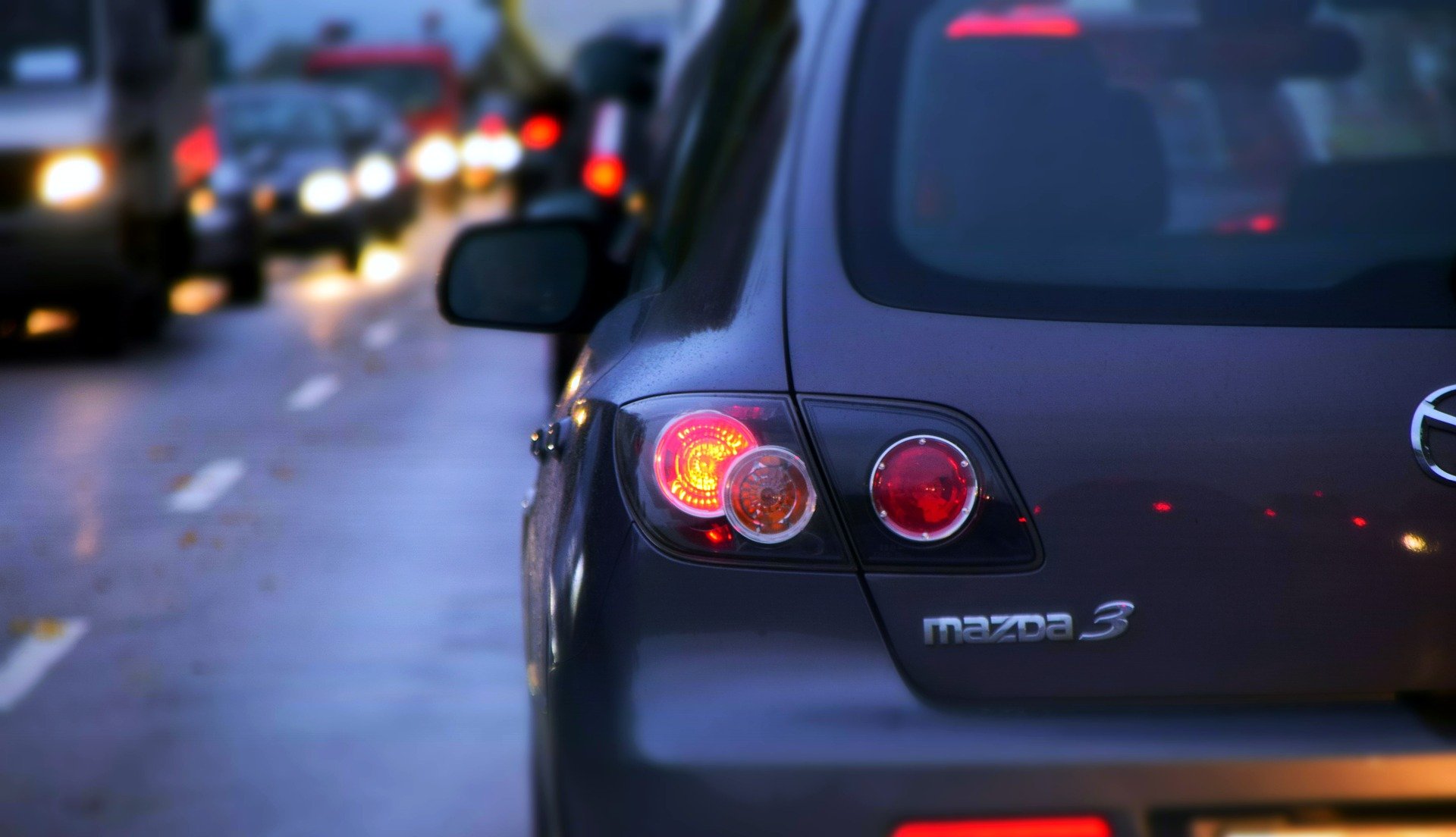 Monsterfile op de A4 richting Den Haag; vloeistof op de weg
