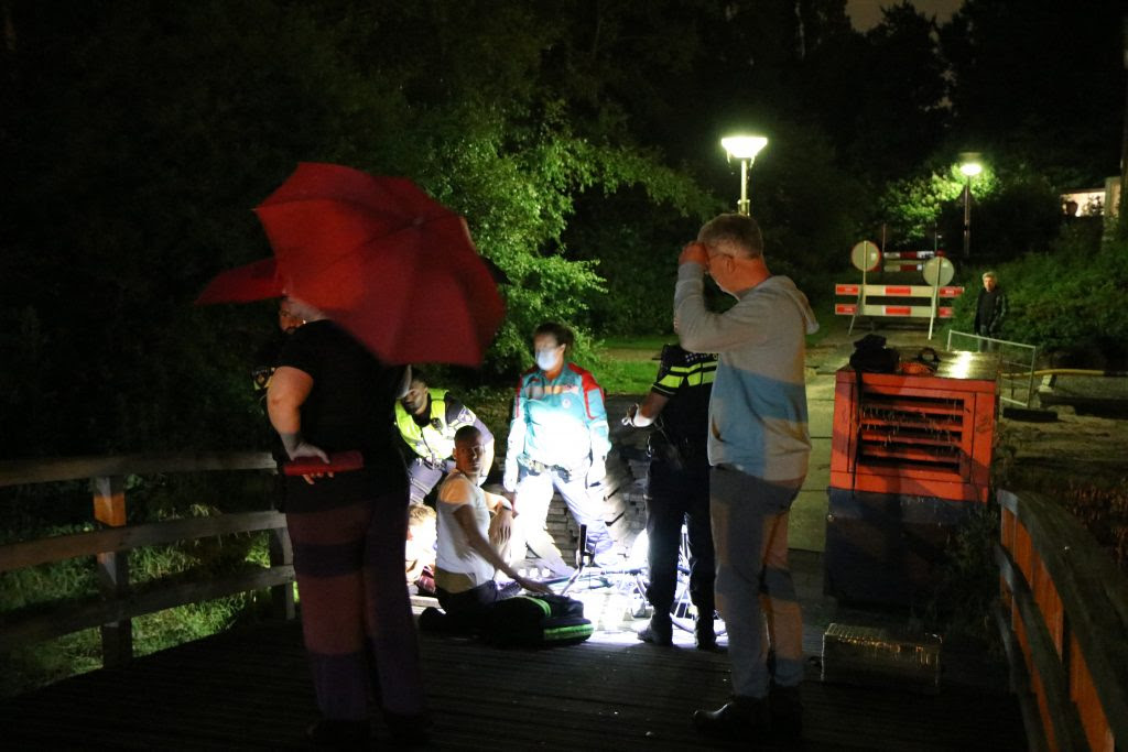 Fietser bevrijdt van brug aan de Reina Prinsen Geerligssingel